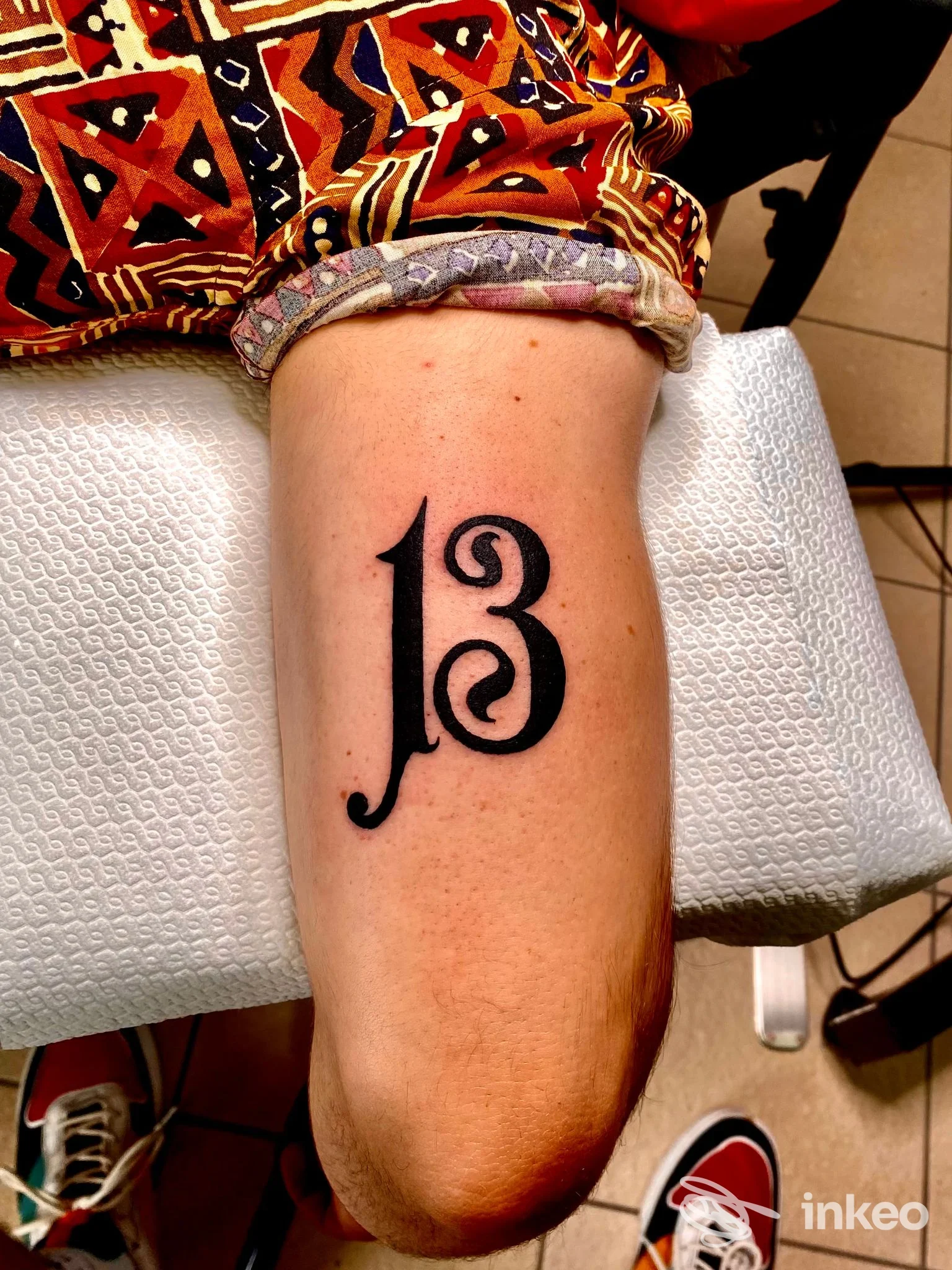 Tatuaggio nero a forma del numero 13 su avambraccio, foto inviata dallo studio ATRAMENTO Tattoo Studio a Sonnino.