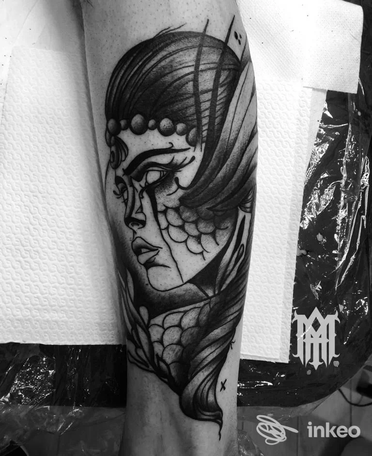 Tatuaggio a inchiostro nero su avambraccio: volto femminile stilizzato, scuro e sfumato. BloodBrothers Velletri tattoo, Velletri.
