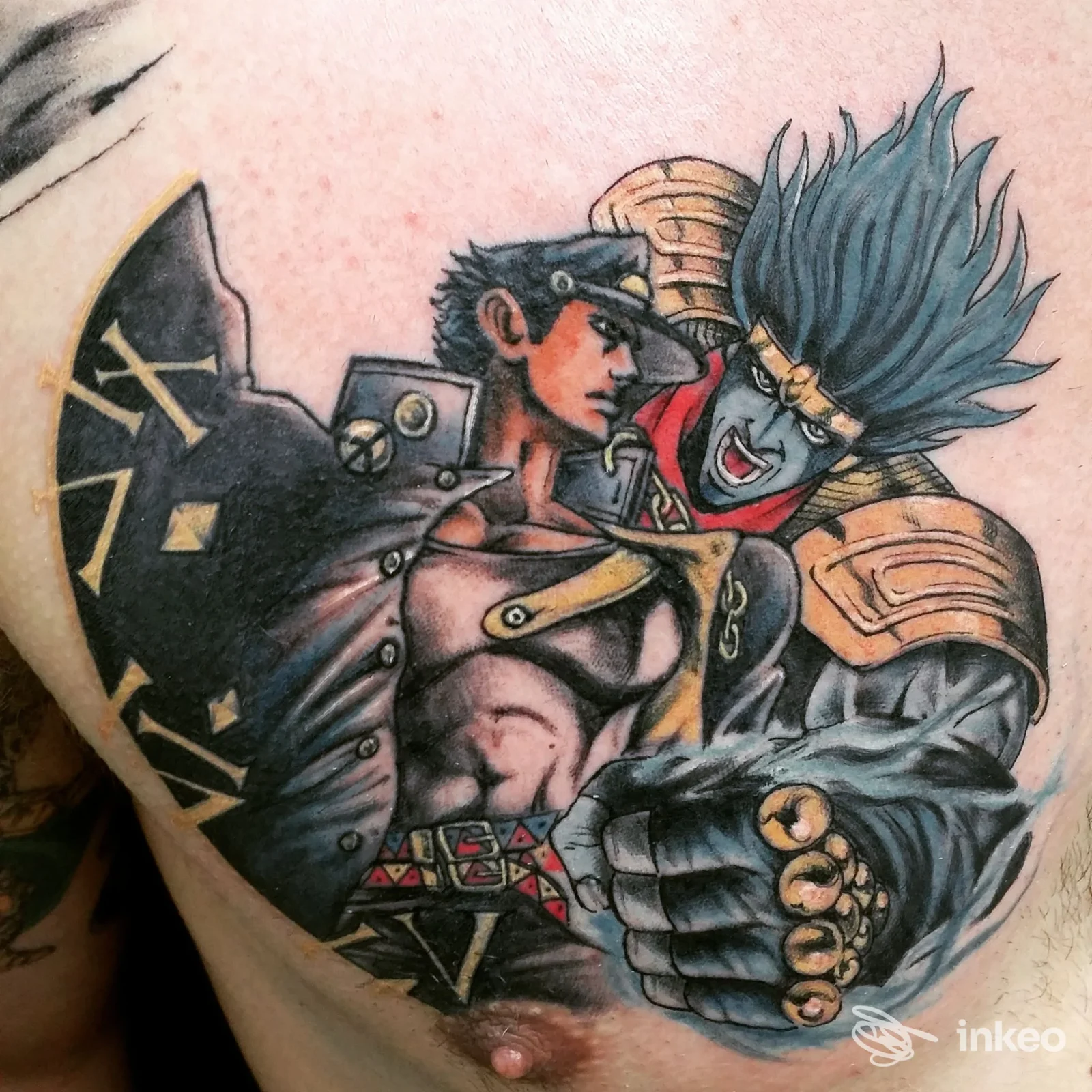 Ampio tatuaggio a colori sul petto realizzato da Ctattoolhu studio tattoo e piercing a Frosinone, raffigurante due personaggi in stile fumetto.