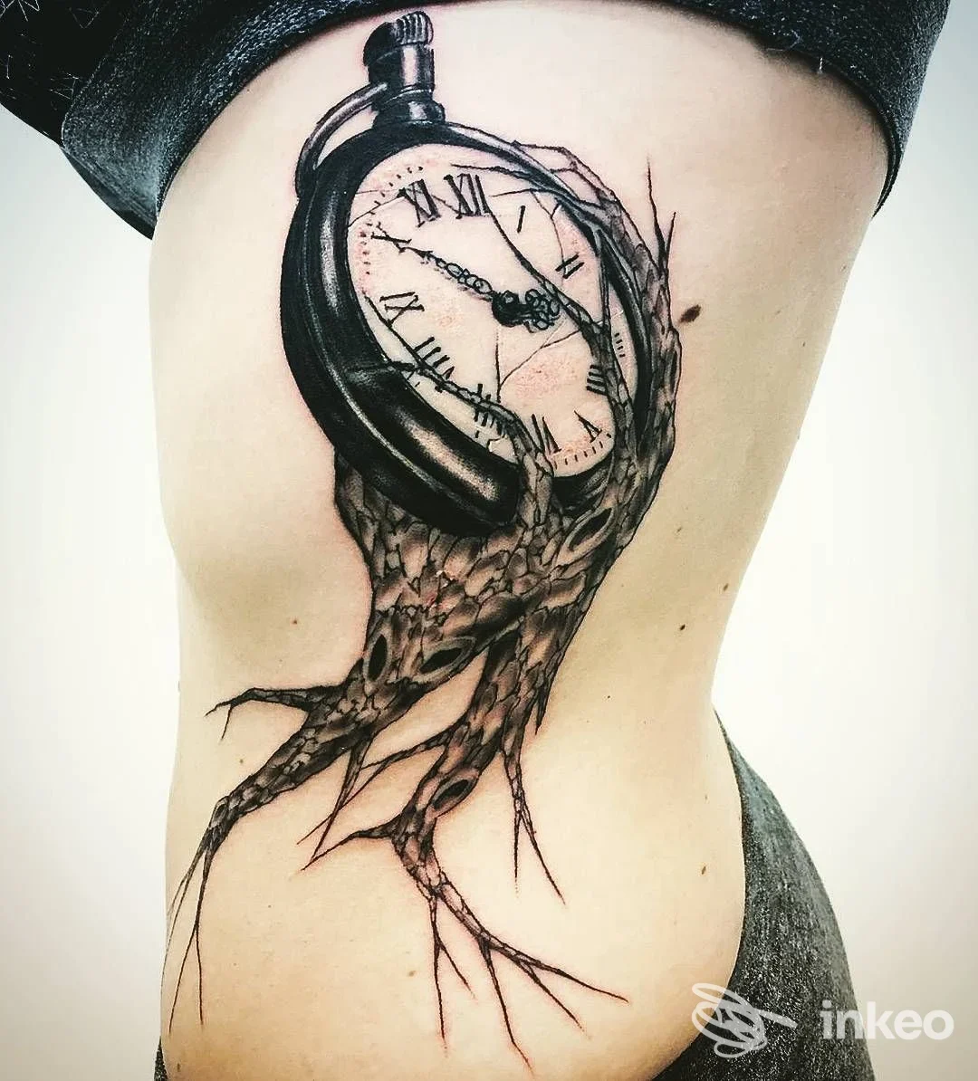 Grande tatuaggio su fianco che raffigura un orologio da tasca fuso in radici, realizzato da Ctattoolhu studio tattoo e piercing a Frosinone.