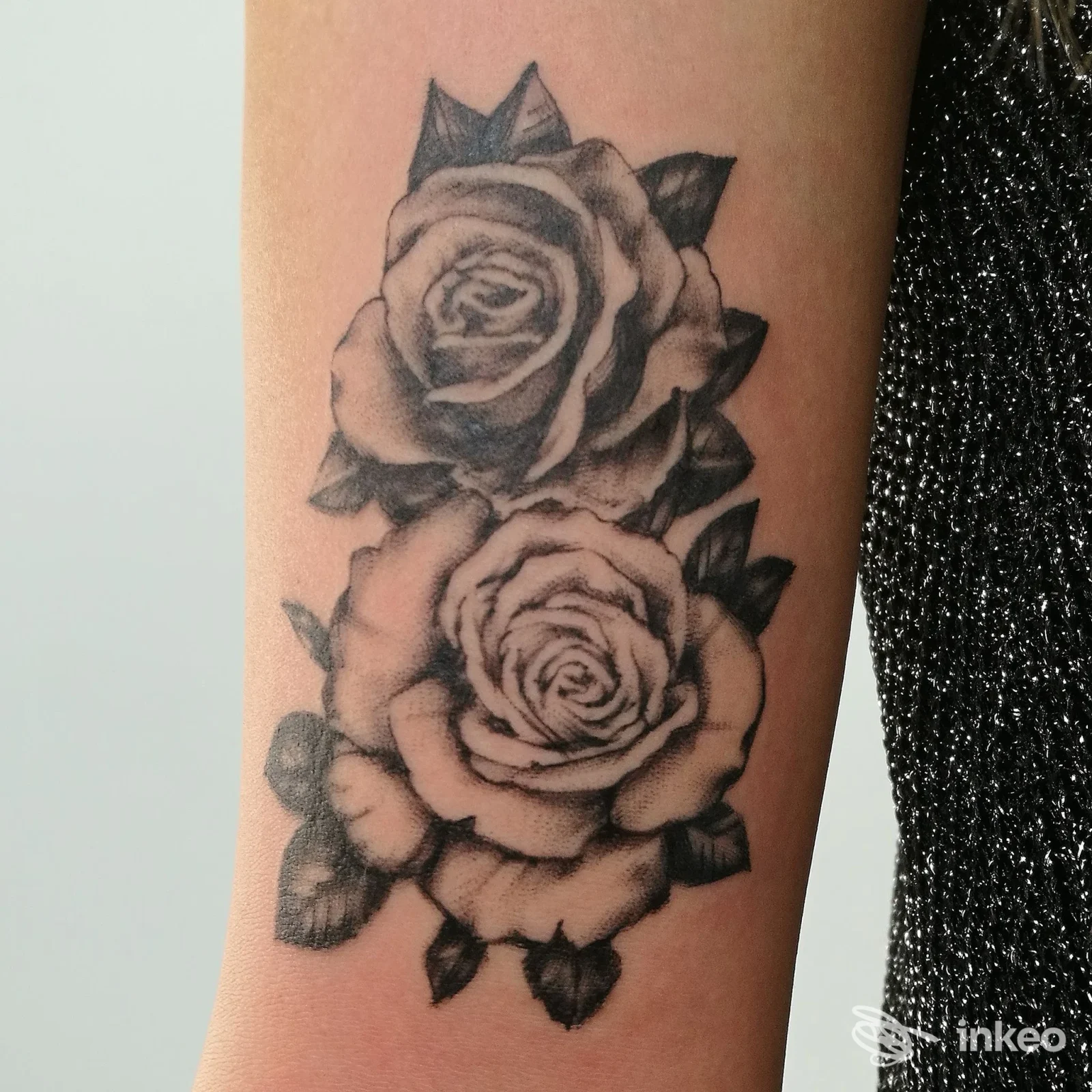 Tatuaggio in bianco e nero di due rose sull'avambraccio, Ctattoolhu studio tattoo e piercing, Frosinone.