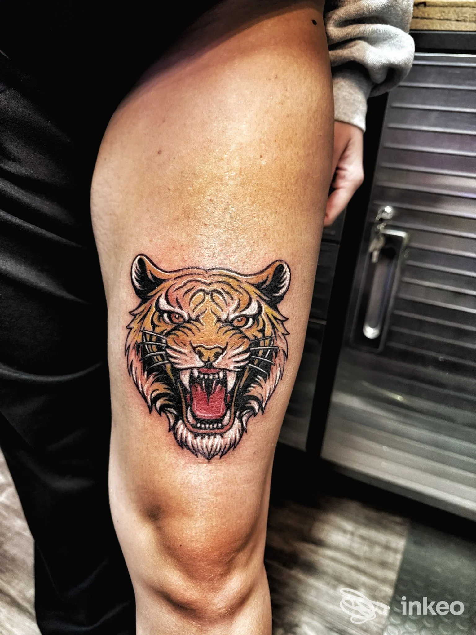 Tatuaggio testa di tigre sulla coscia, realizzato da Cajeta Ink Tatuaggi a Gaeta.