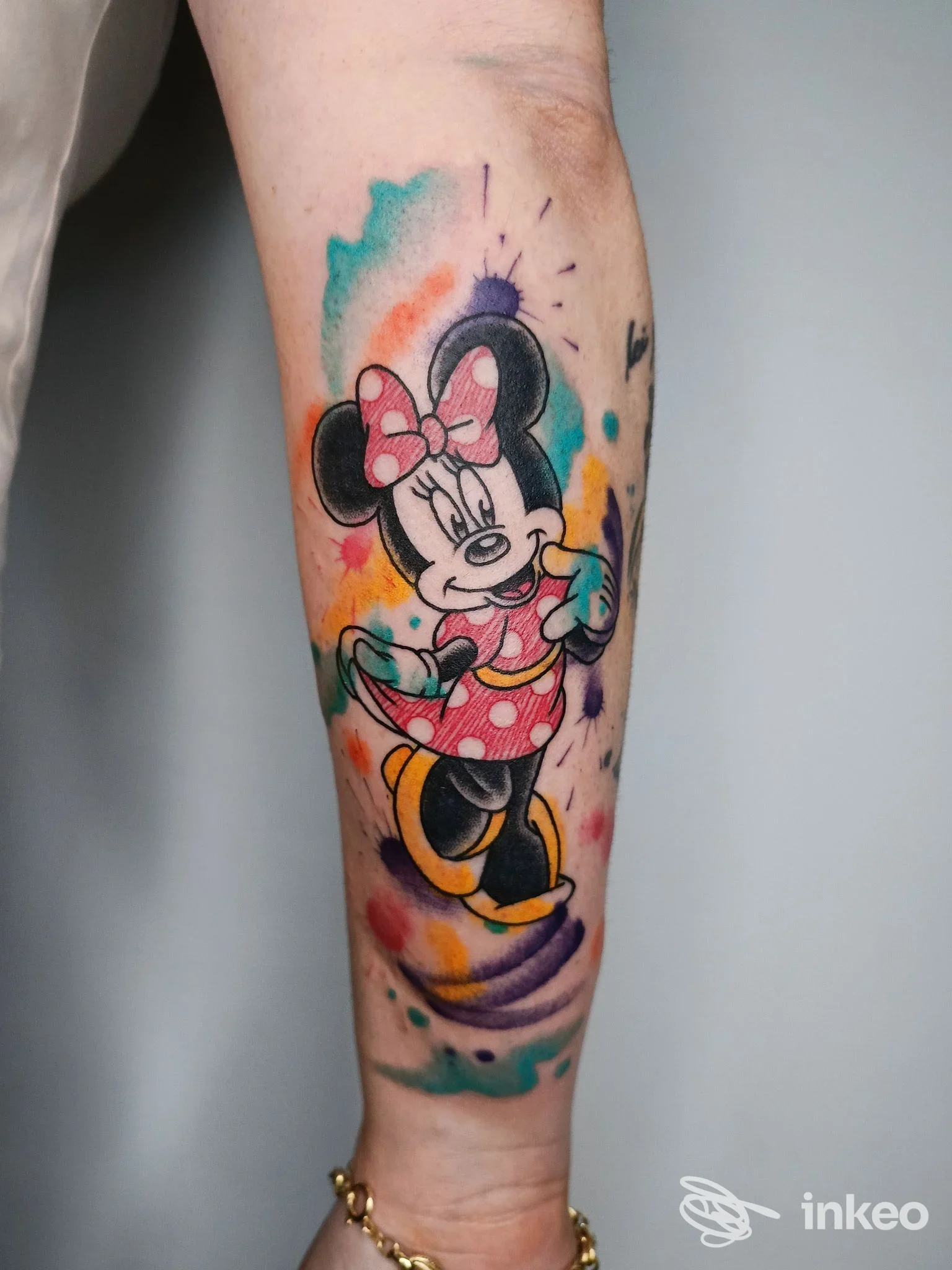 Tatuaggio colorato di Minnie Mouse sull'avambraccio, fotografato da vicino. Caligula Tattoo Studio, Roma.