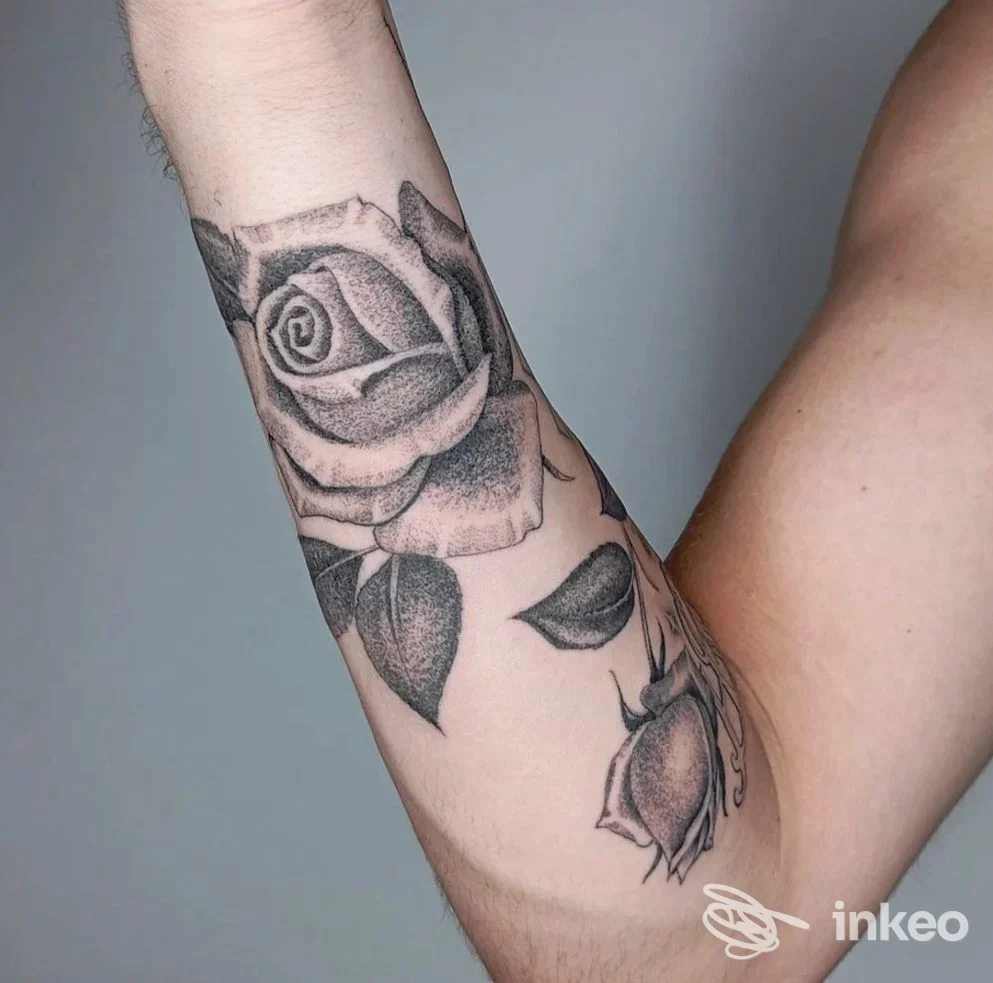 Tatuaggio di rose in bianco e nero sull'avambraccio, foto inviata da Caligula Tattoo Studio, Roma.