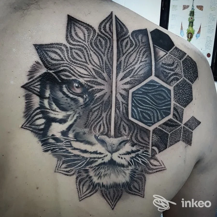 Ampio tatuaggio blackwork di una tigre con elementi geometrici sulla spalla/alta schiena, Carnale Tattoo Roma.