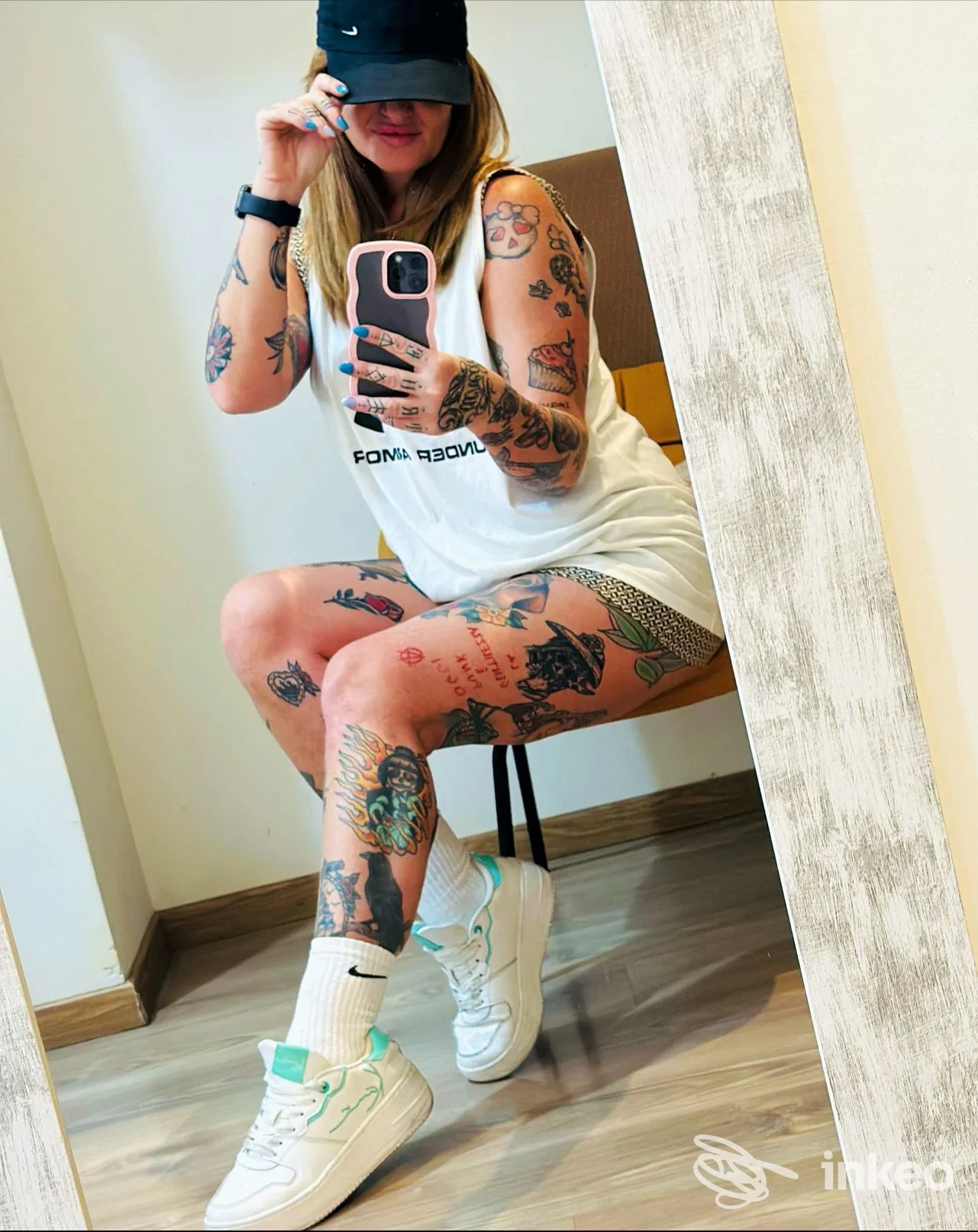 Persona seduta che mostra numerosi tatuaggi su braccia e gambe, foto inviata da Cuore Sacro Tattoo e piercing, Roma.