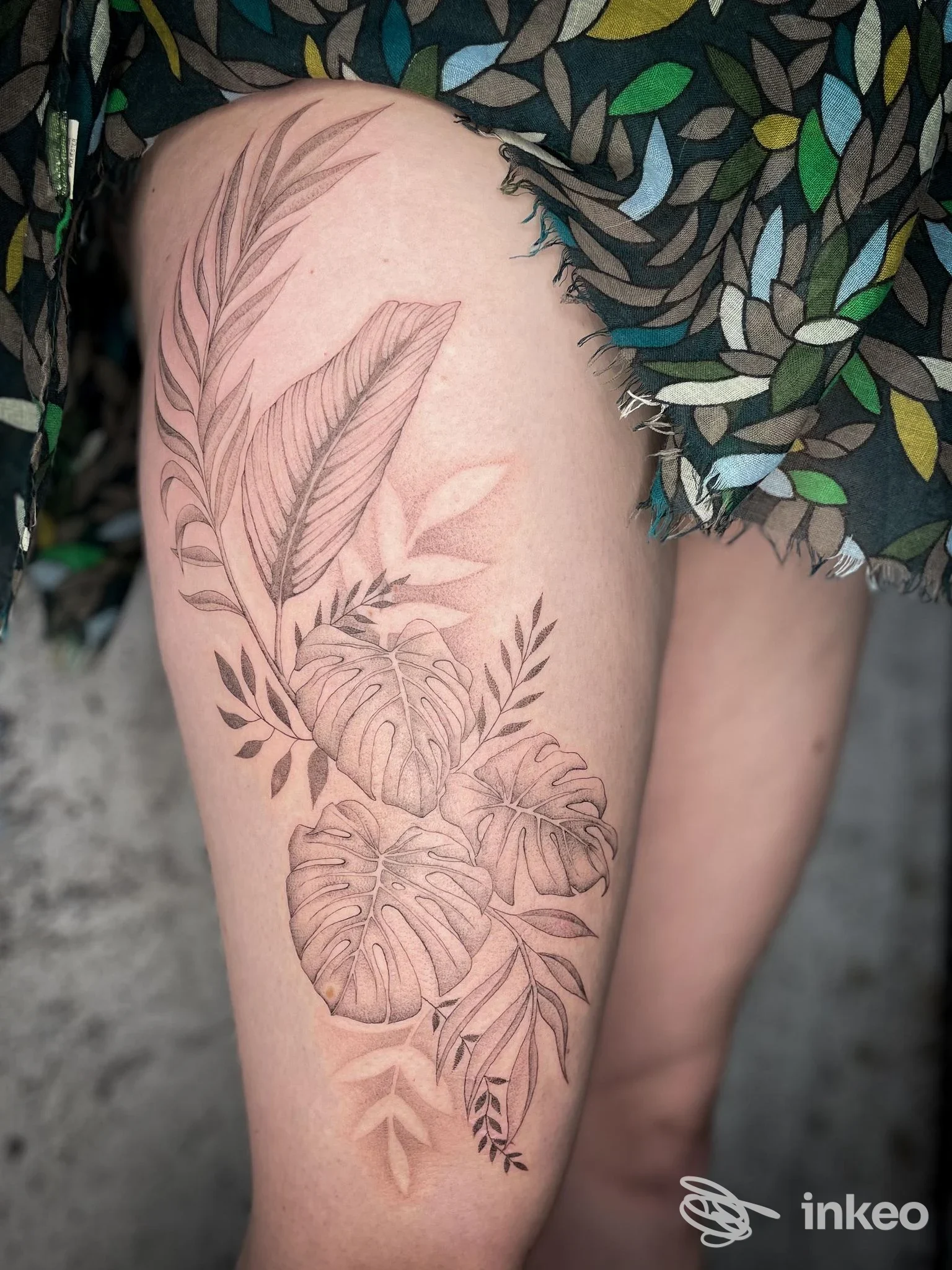Tatuaggio botanico a linee sottili sulla coscia, foto inviata da Fine Line Tattoo Nefermaly Ink, Roma.