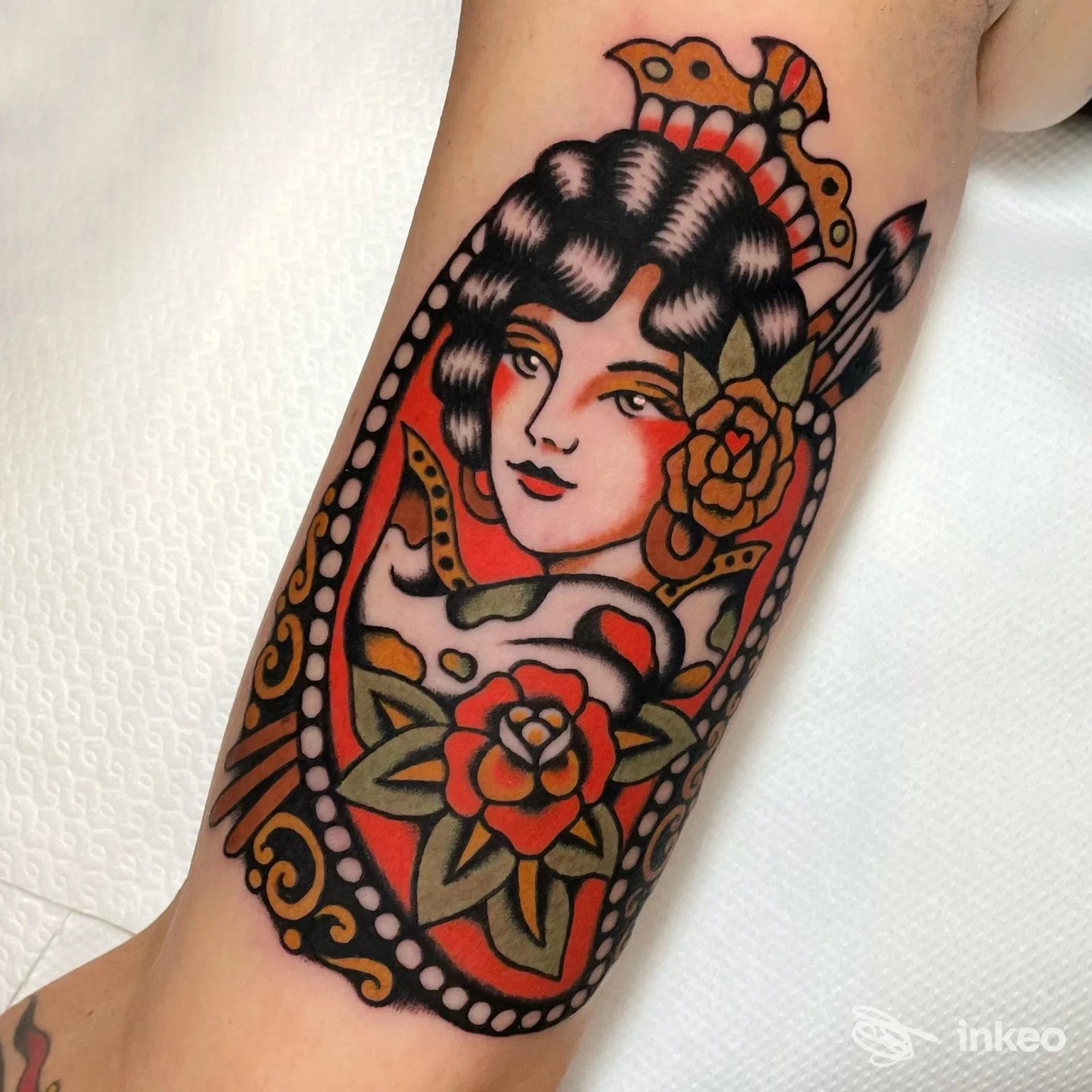 Tatuaggio tradizionale su avambraccio con ritratto femminile e rose, Flower Power - Tattoo & Piercing, Roma.