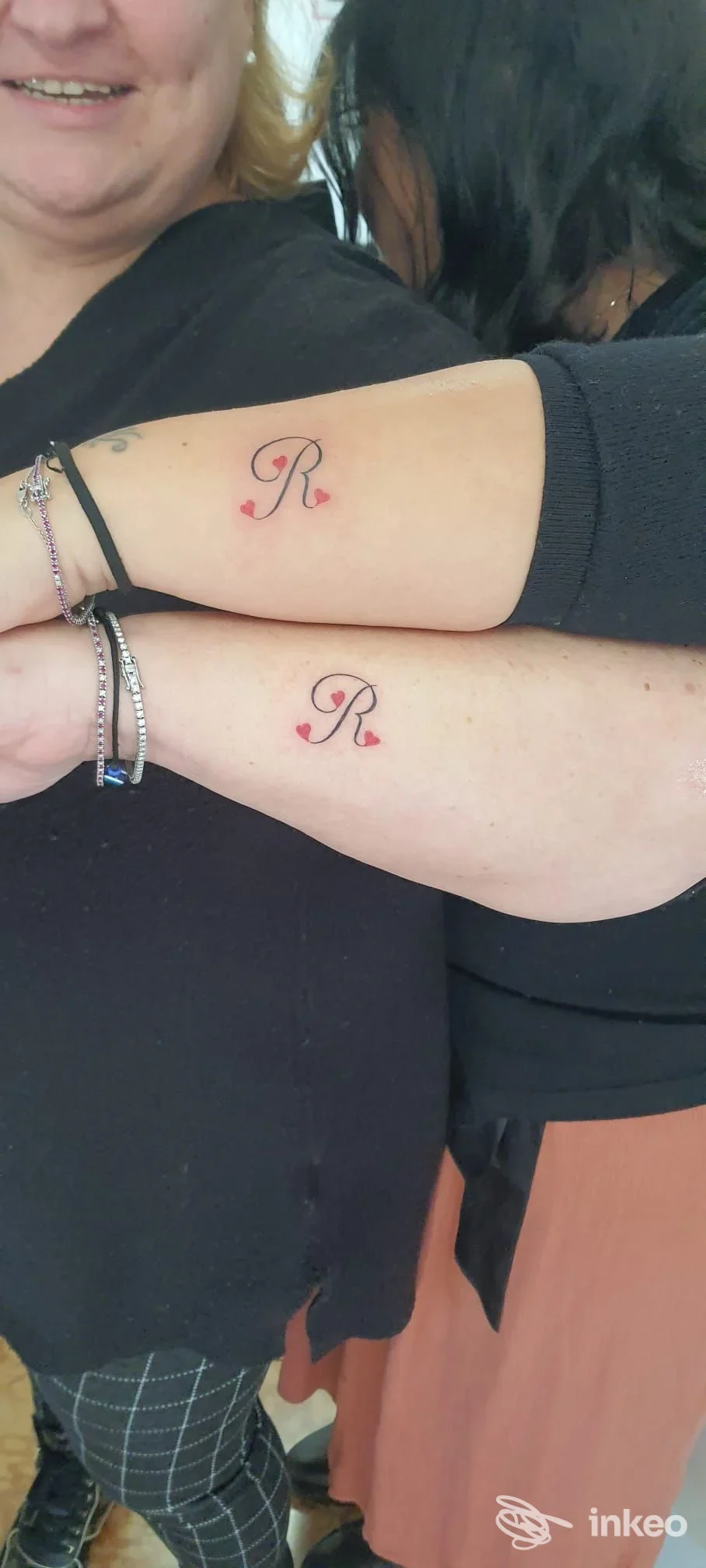 Due tatuaggi coordinati con la lettera R sull'avambraccio interno, foto fornita da Forma Mentis Tattoo Art, Sezze.