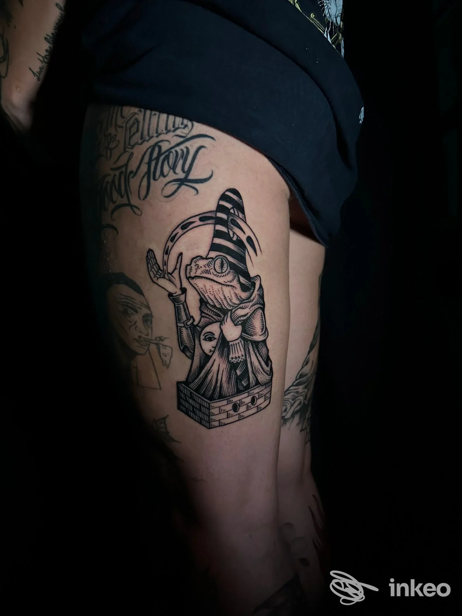 Foto di un tatuaggio nero su coscia, immagine fornita da Fronte Del Porto Tattoo a Roma.
