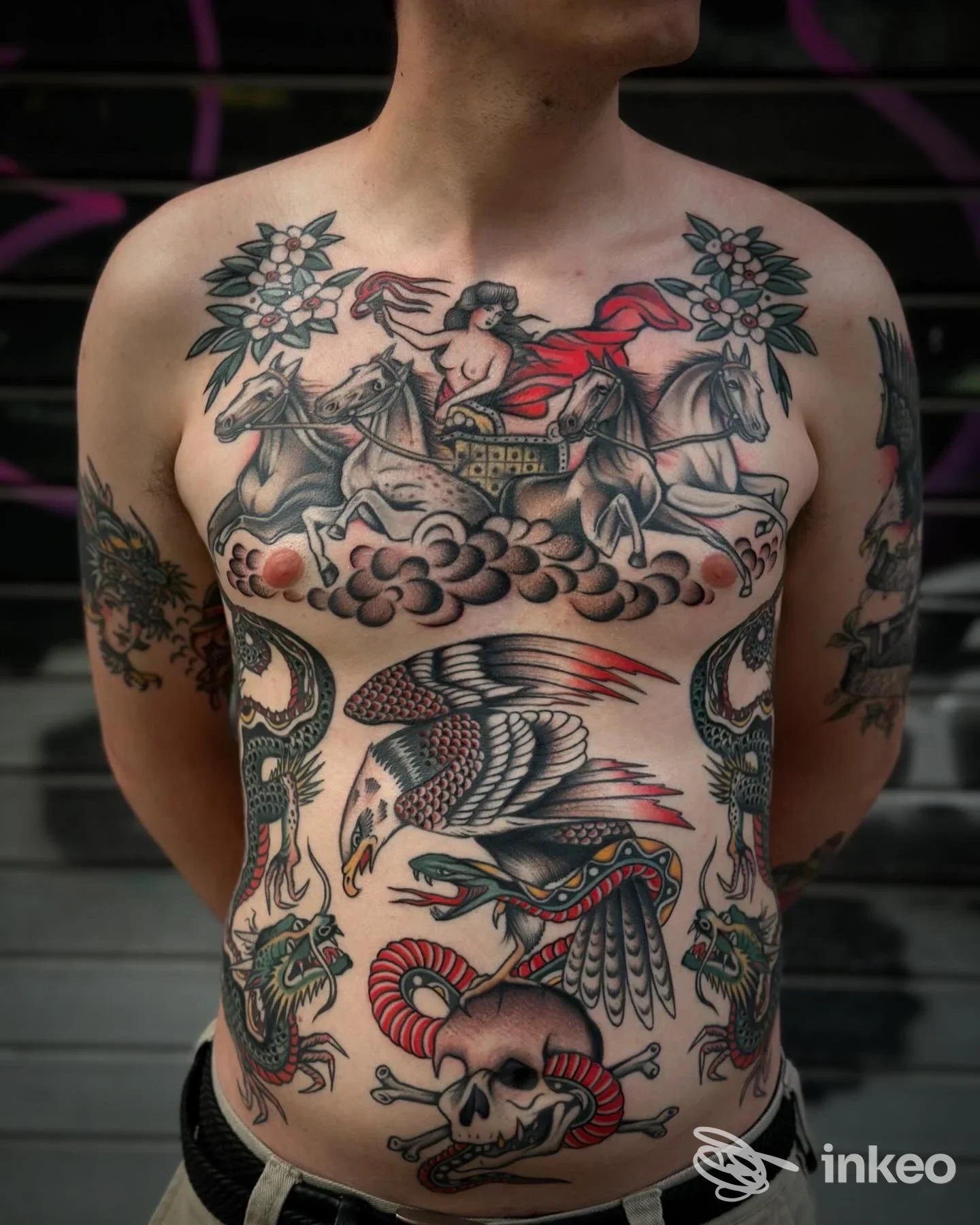 Ampio torace tatuato con composizione tradizionale, foto fornita da Fronte Del Porto Tattoo, Roma.