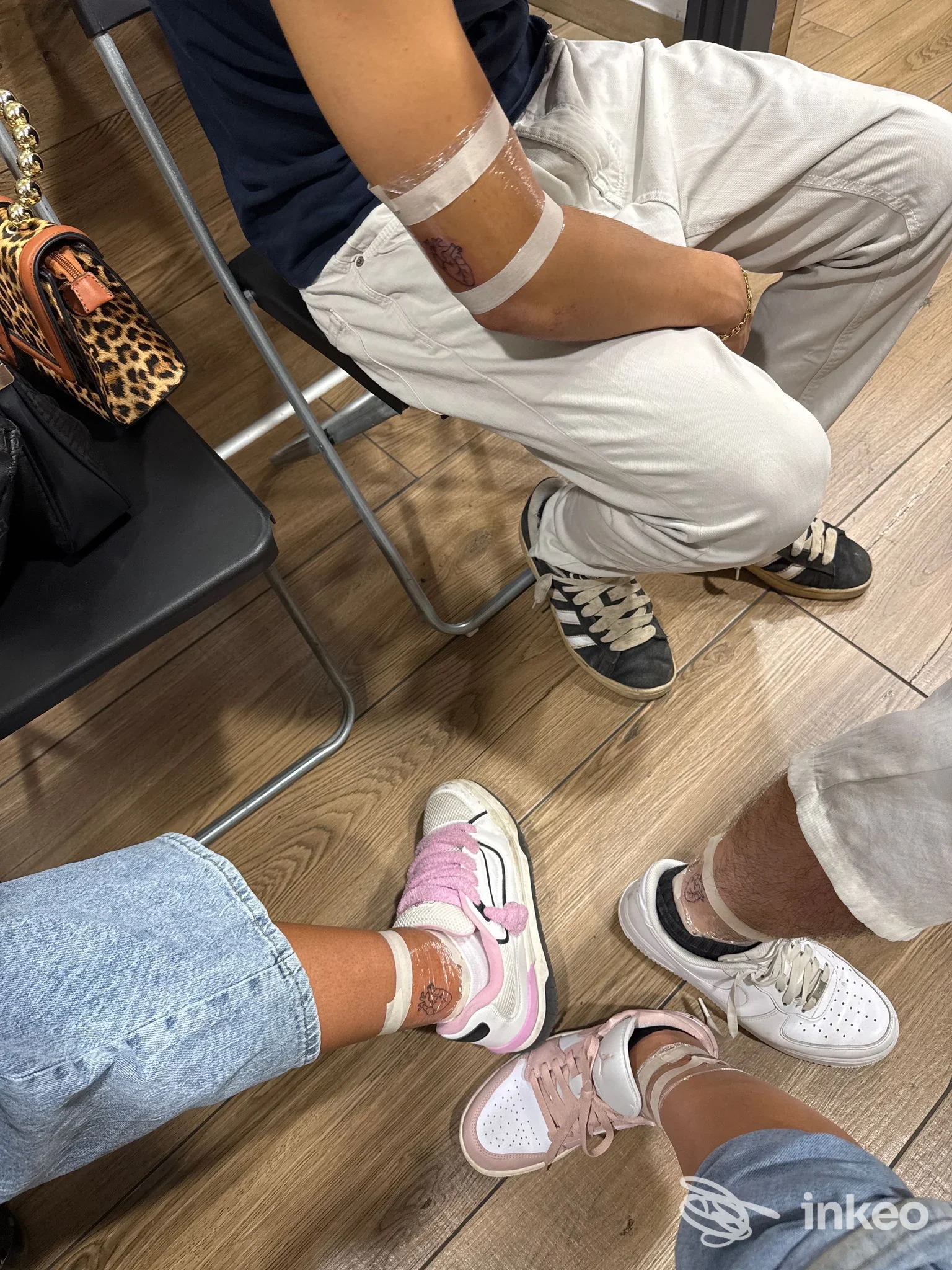 Tatuaggi freschi su avambraccio e caviglie, foto scattata in studio Gold Blood Tattoo Trastevere a Roma.