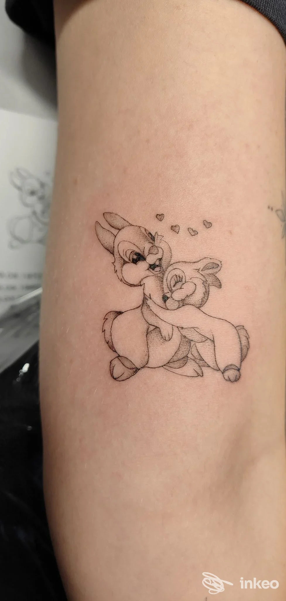 Tattoo su avambraccio raffigurante due pony, disegno in stile line art, contorno nero su pelle reale, senza altre decorazioni visibili.