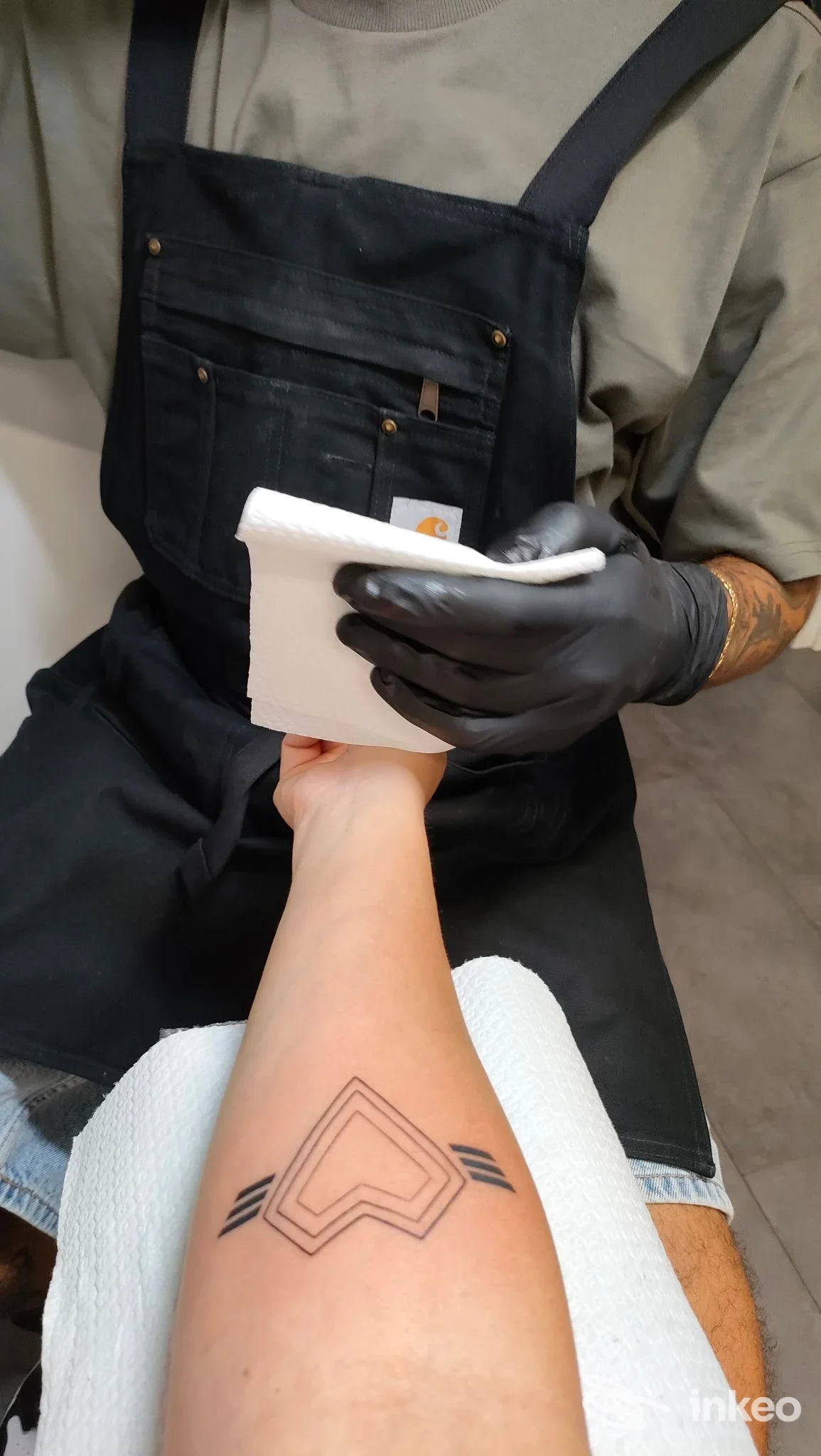 Primo piano di un tatuaggio geometrico sul avambraccio, foto fornita da Mano Santa Tattoo Monteverde, Roma.