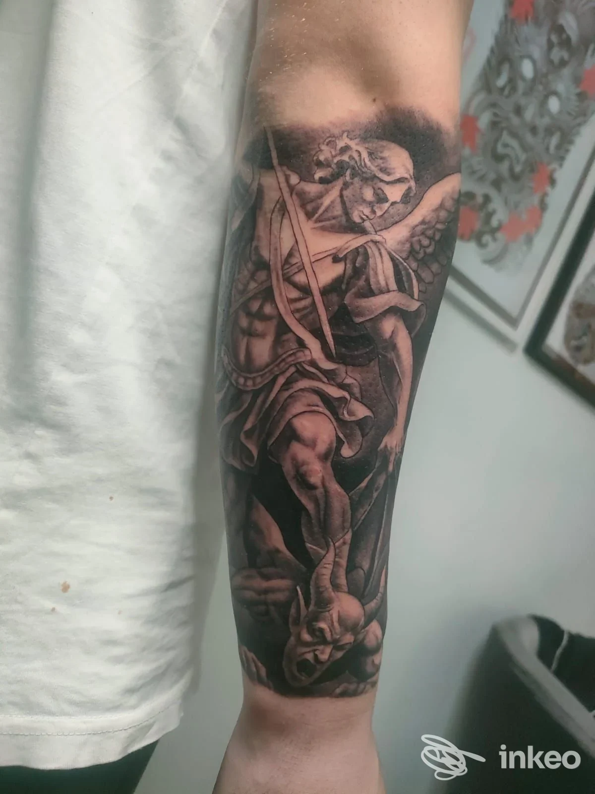 Tattoo realistico in bianco e nero sull’avambraccio, senza visibilità di volto o testo sovrascritto, scatto singolo in primo piano.