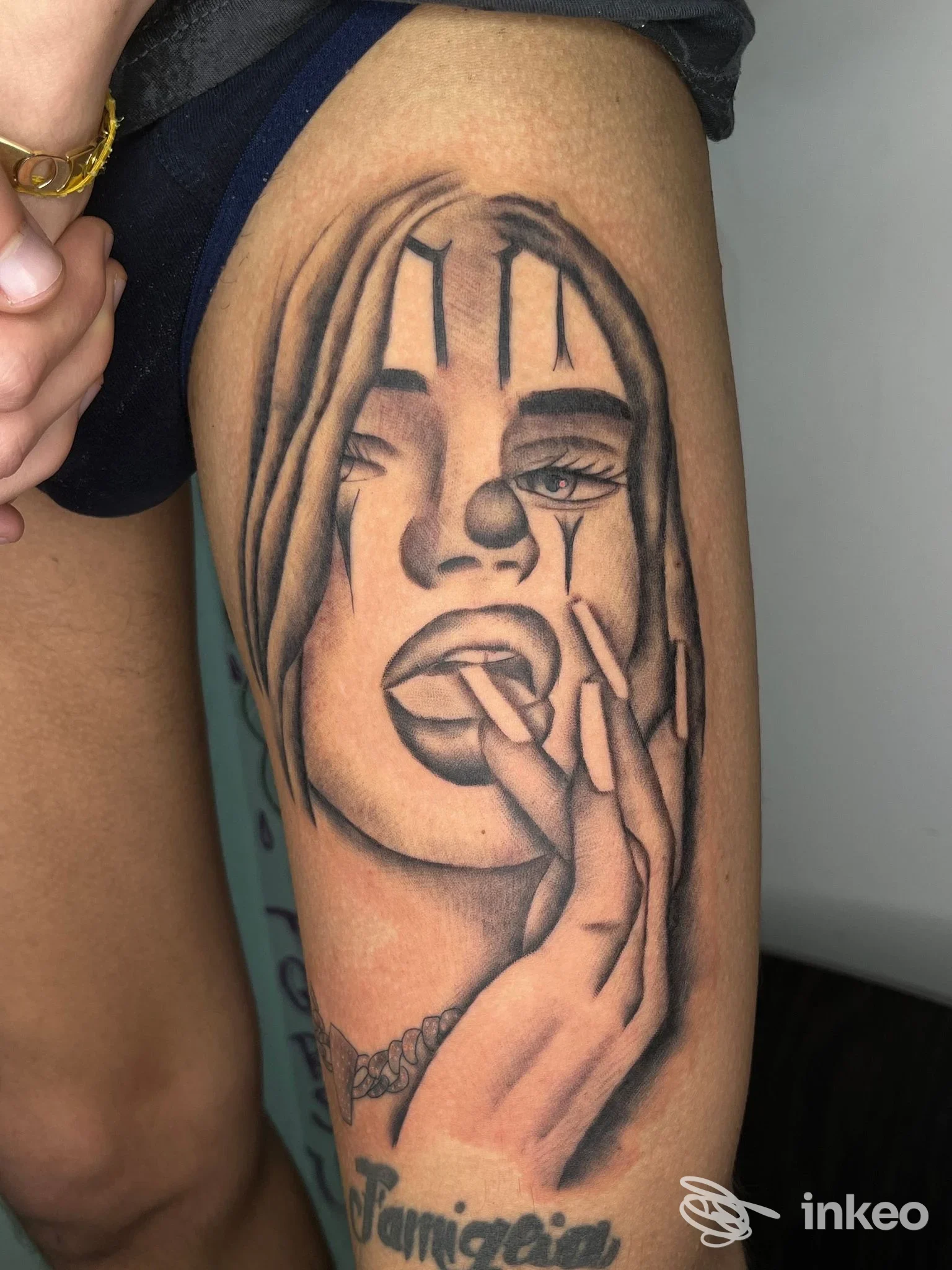 Tatuaggio realistico in bianco e nero su coscia raffigurante volto femminile con trucco clown, Mattia kein tattoo, Cisterna di Latina.