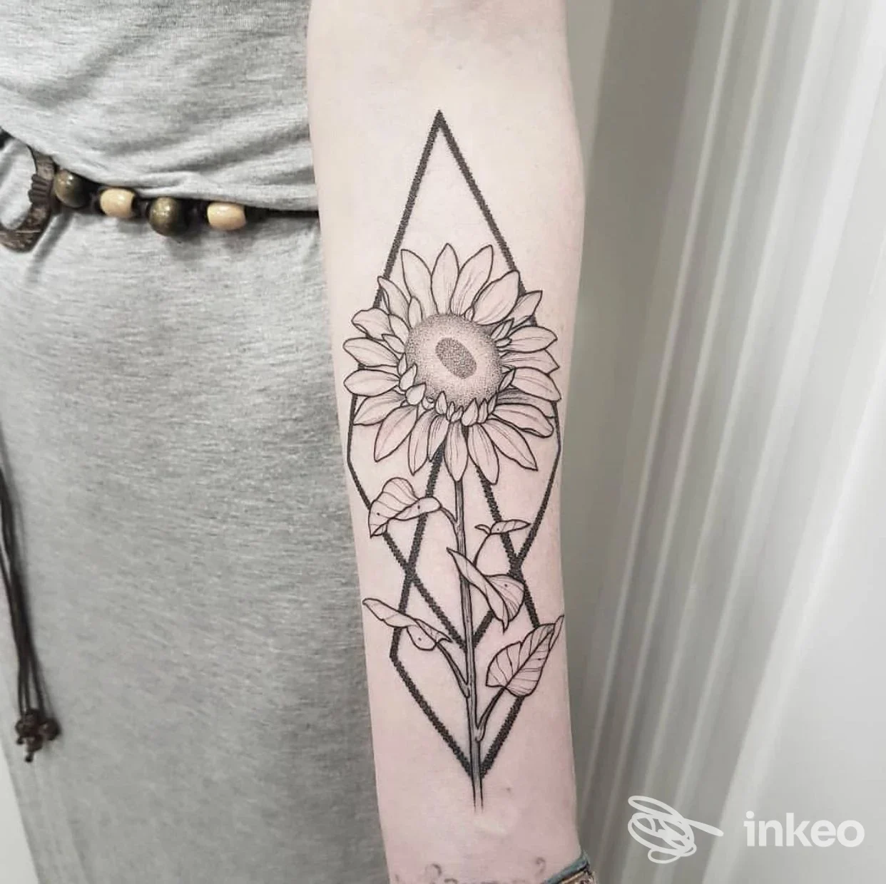 Tatuaggio girasole in stile linework sull'avambraccio, foto fornita da Jay Lester Tattoo Trastevere, Roma.