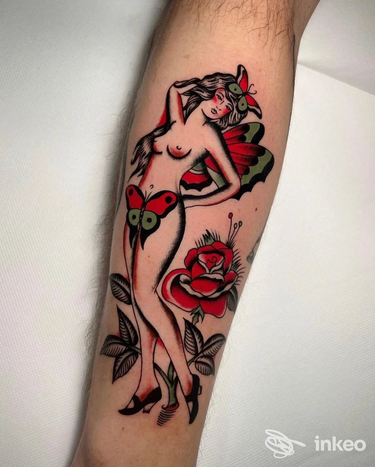 Tatuaggio tradizionale su avambraccio: donna farfalla, farfalle e rosa rossa — Jay Lester Tattoo Trastevere, Roma.