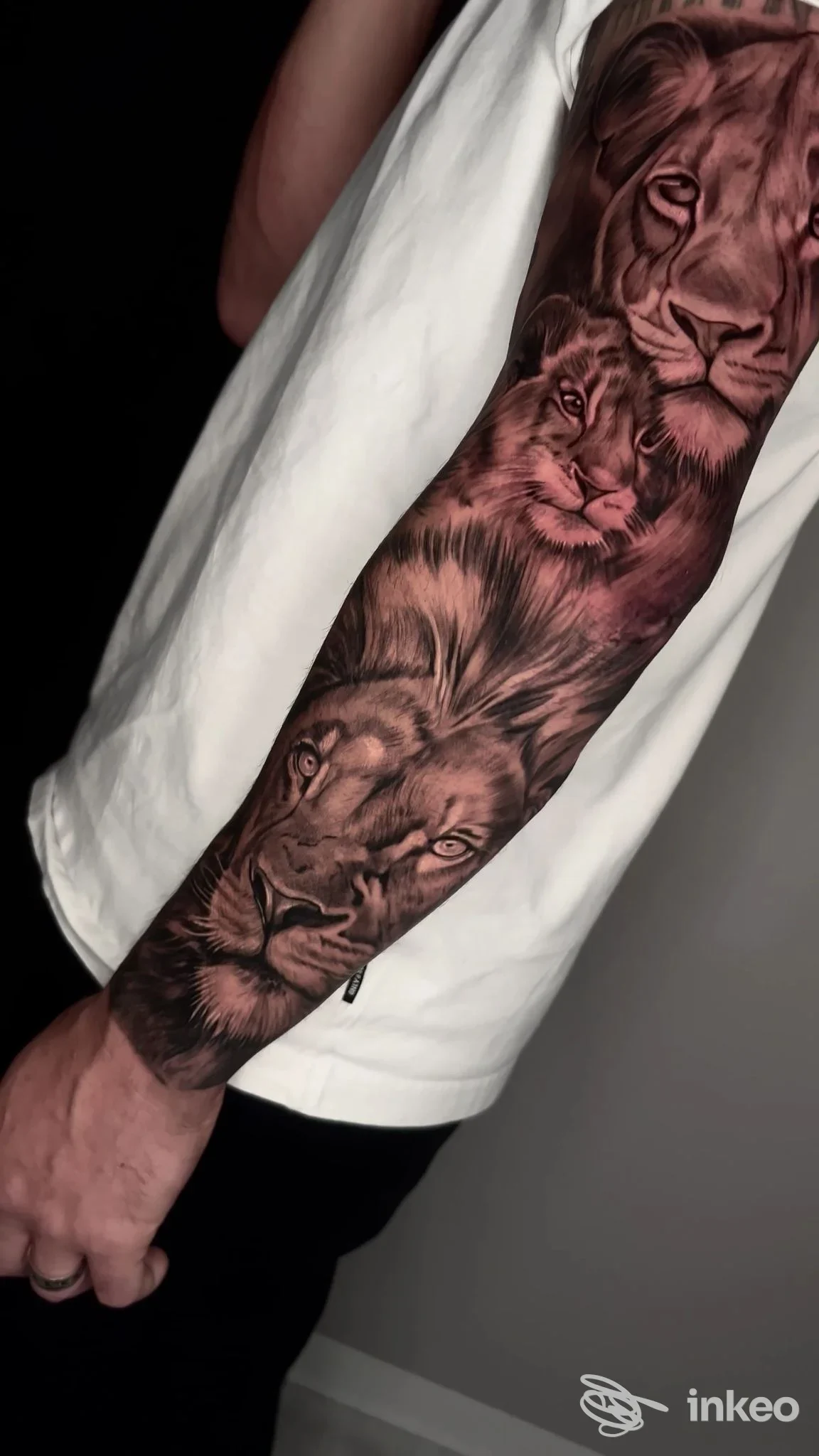 Avambraccio tatuato con manica realistica raffigurante volti di leoni, foto relativa a Manhattan Ink Tattoo, Roma.