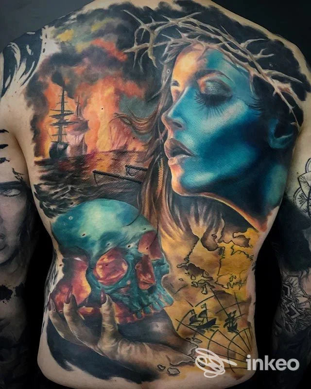 Ampia schiena tatuata a colori in stile realistico con volto femminile, teschio e scene marine, Old Gate Tattoo, Roma.