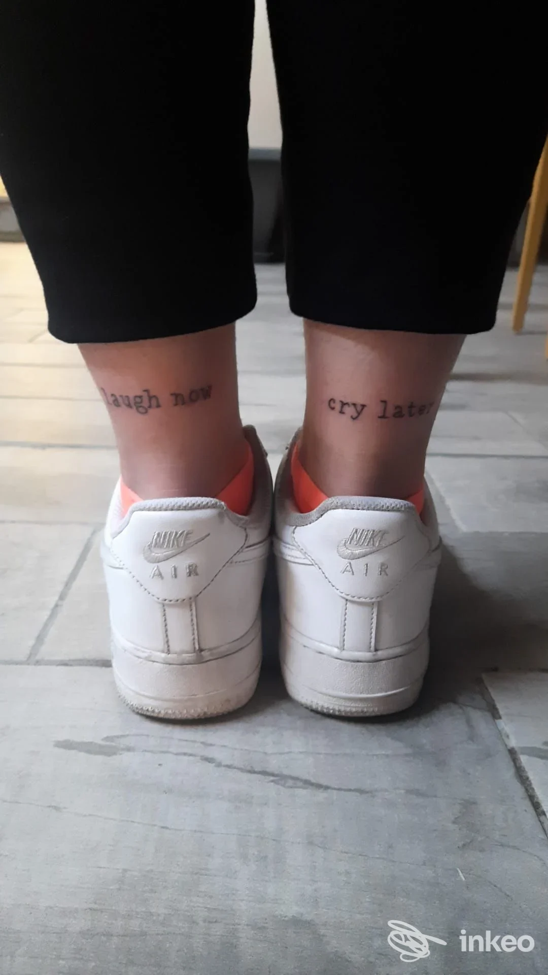 Tatuaggi testuali "laugh now" e "cry later" sulla parte posteriore delle caviglie. Old Ink Tattoo, Roma.
