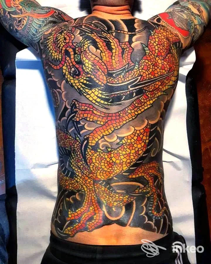 Tatuaggio a schiena intera con motivi colorati su pelle reale, immagine fornita da Mosaic tattoo, Roma.