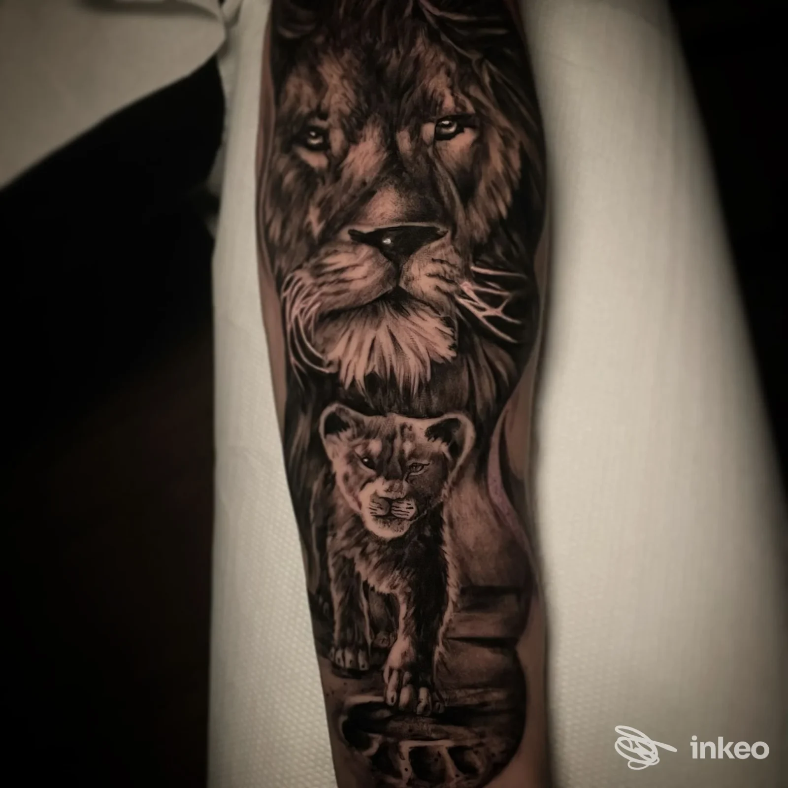 Tatuaggio realistico di leone e cucciolo sull'avambraccio realizzato da No Rulez tattoo Roma a Marino.