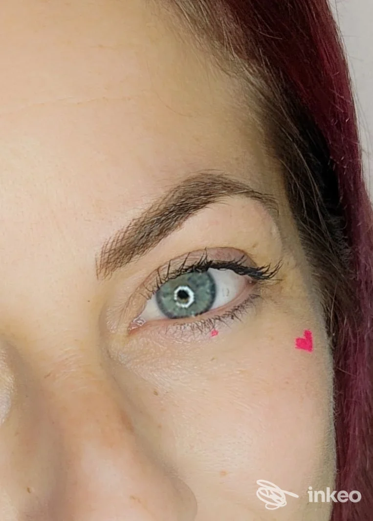Primo piano di trucco permanente al sopracciglio e piccolo cuore pigmentato sotto l'occhio, Pamela Bianchino Permanent MakeUp, Roma.