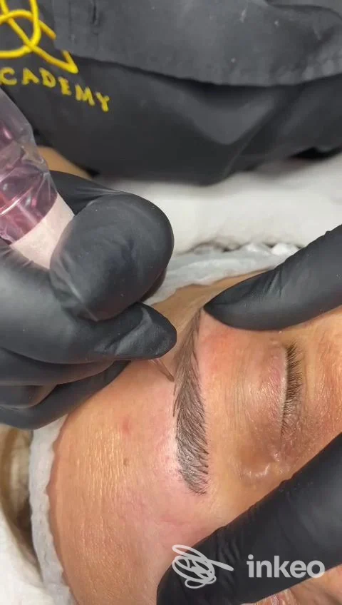Dettaglio di dermopigmentazione sopracciglio in corso eseguita da Pamela Bianchino Permanent MakeUp, Studio Correttivo, Roma.
