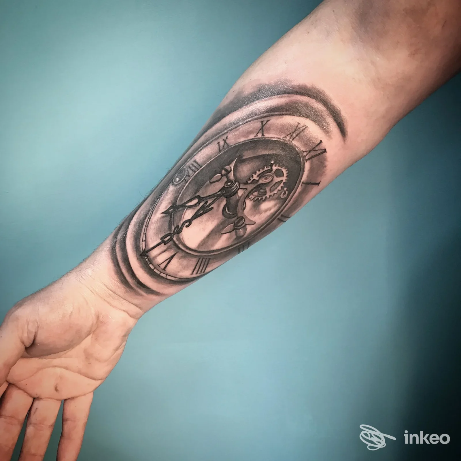 Tatuaggio orologio realistico sull'avambraccio realizzato da Pepp'Ink Tattoo a Roma.