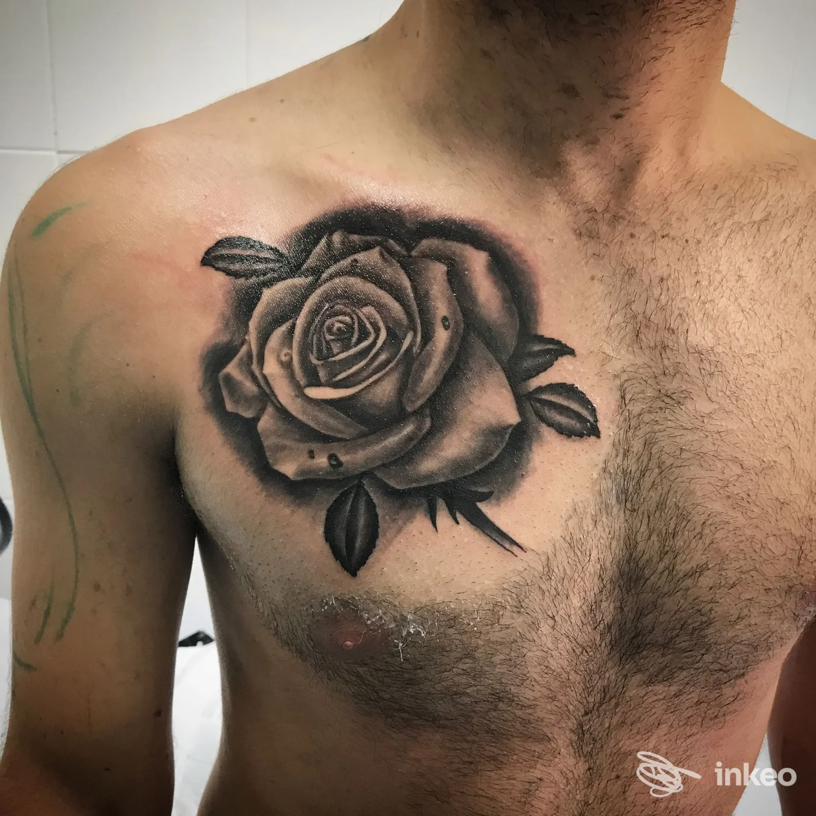 Tatuaggio a rosa in bianco e nero sul pettorale sinistro, foto inviata da Pepp'Ink Tattoo, Roma.