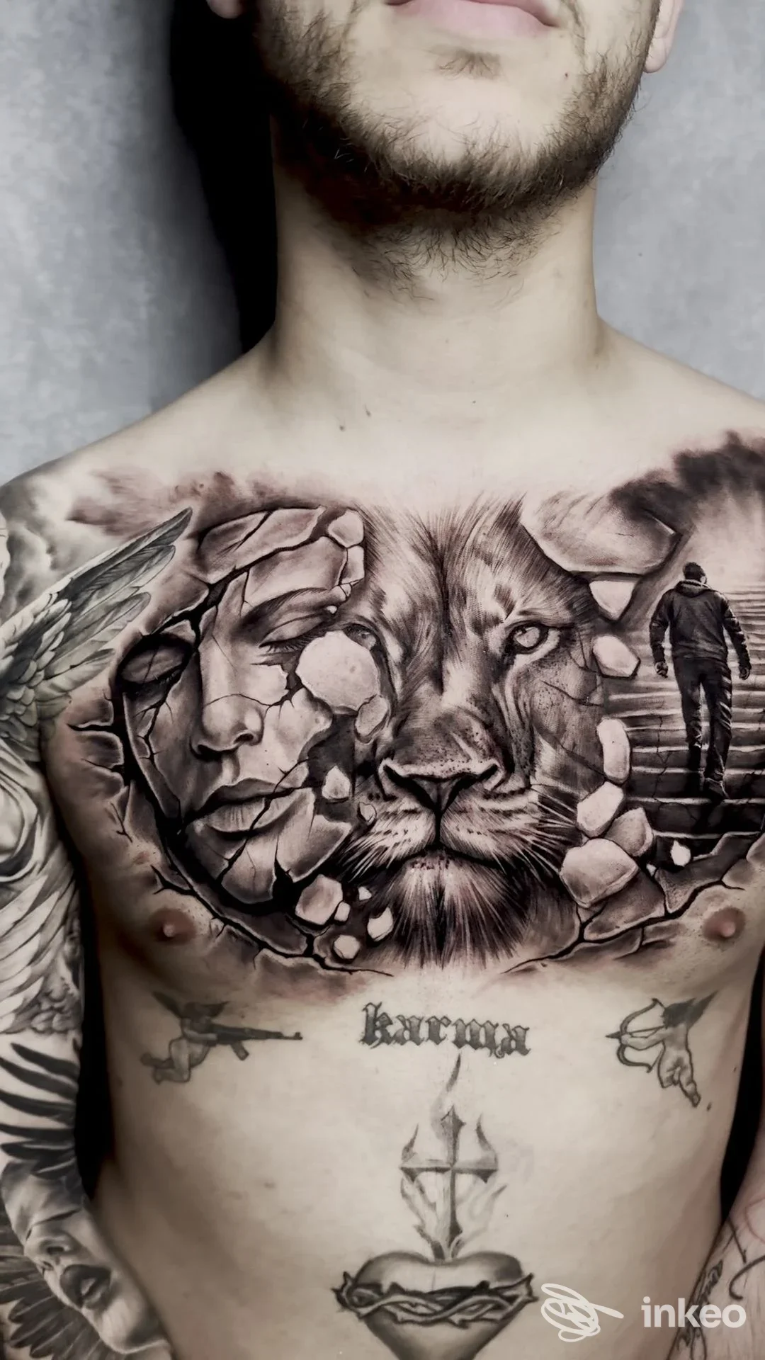 Tatuaggio realistico in bianco e nero a tutto petto con leone e volto frammentato, immagine da RED CARPET TATTOO - Manuel Conte, Roma