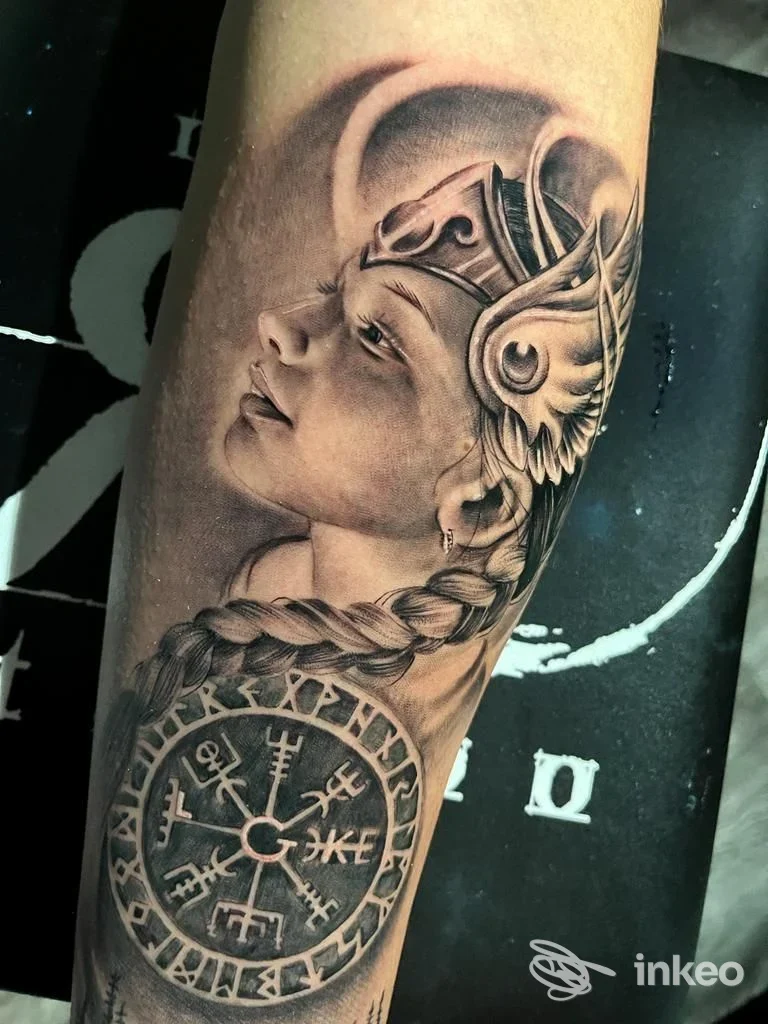 Tatuaggio realistico su avambraccio con profilo femminile con elmo e simbolo runico, RED CARPET TATTOO, Roma.