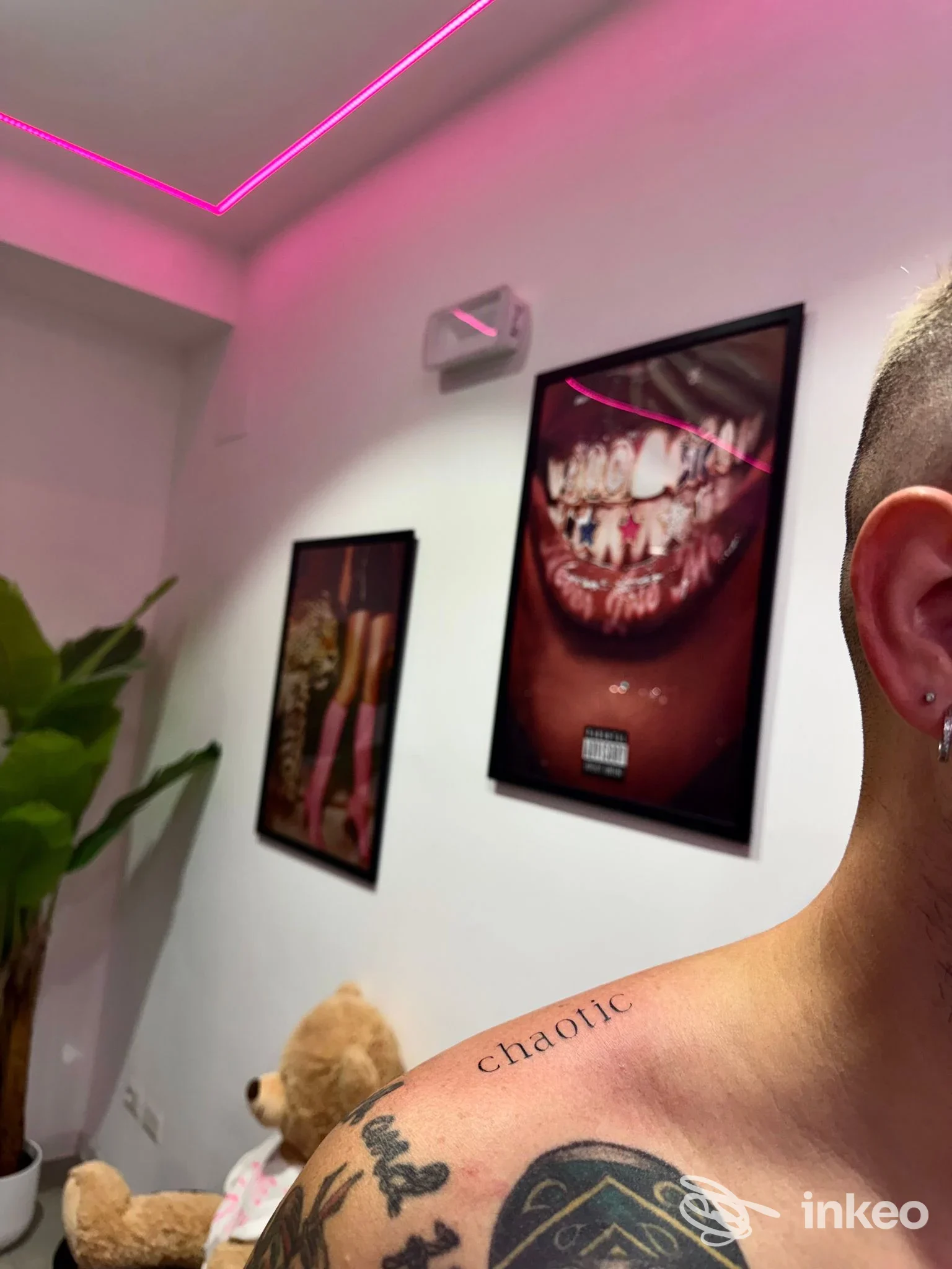 Primo piano dei tatuaggi sulla spalla e torace, Resilience tattoo studio, Roma.
