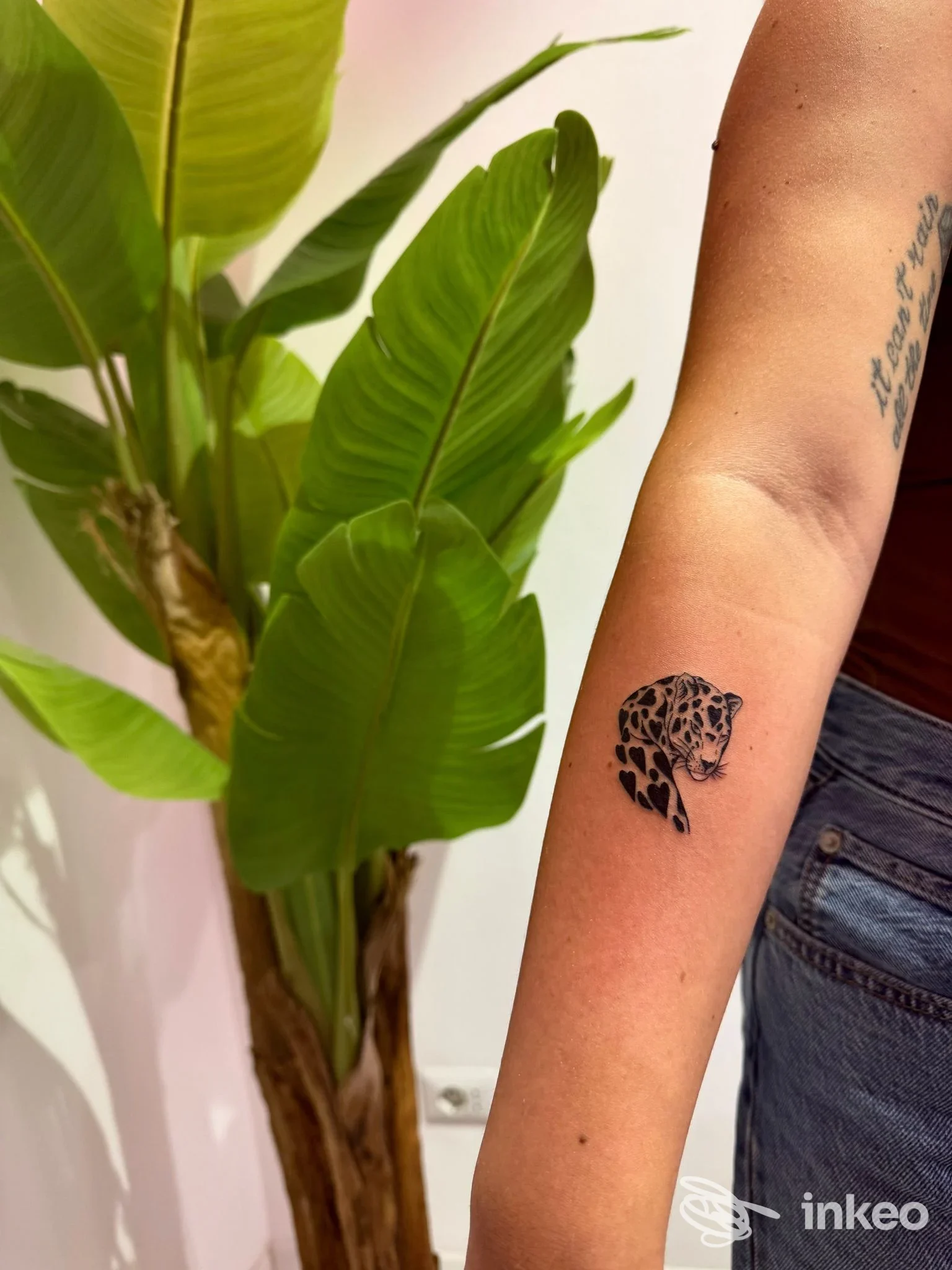 Piccolo tatuaggio di un leopardo sull'avambraccio interno, fotografato presso Resilience tattoo studio, Roma.