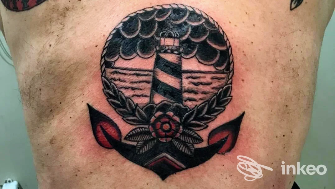 Grande tatuaggio tradizionale sul petto con faro e ancora, foto dallo studio Piercing & Tattoo Roma Mr. Fax, Roma.