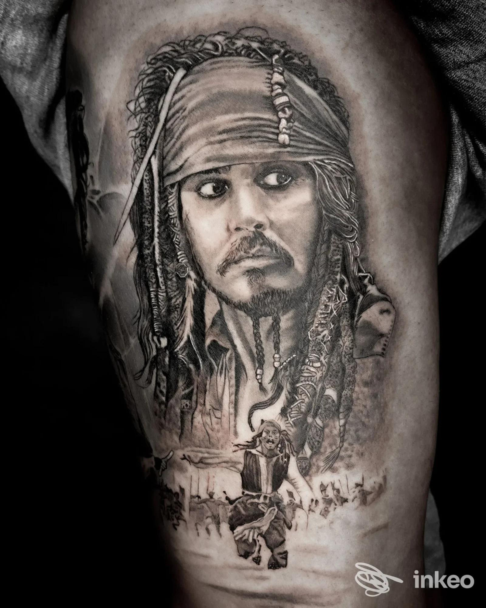 Grande tatuaggio ritratto realistico in bianco e nero sulla coscia, Royal Queen Tattoo, Cisterna di Latina.