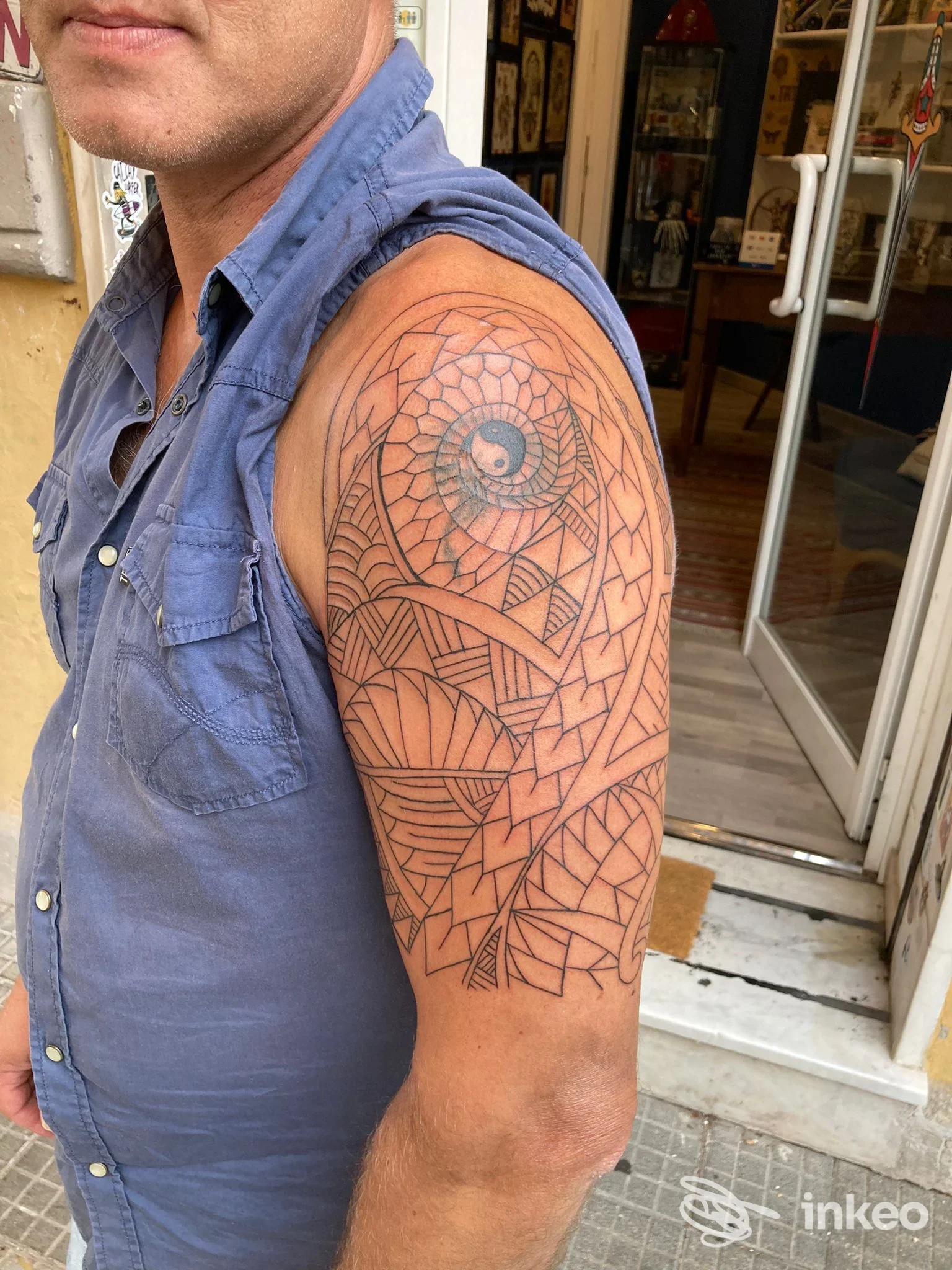 Spalla e alto braccio con tatuaggio geometrico in linework nero, foto scattata presso RustyDaggerTattoo a Roma.