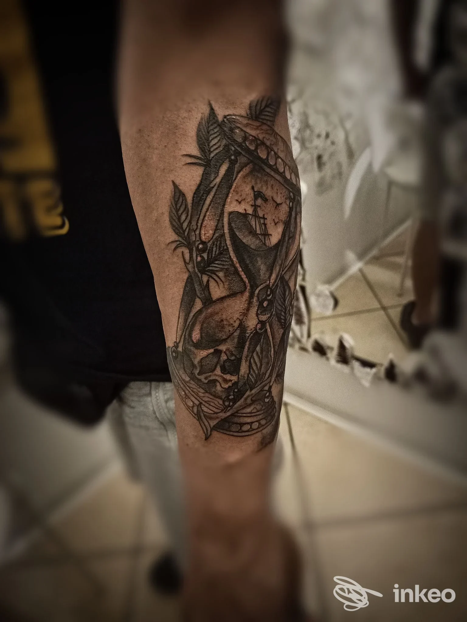 Tatuaggio scuro su avambraccio fotografato in interno, SCRIPTA MANENT TATTOO, Roma.