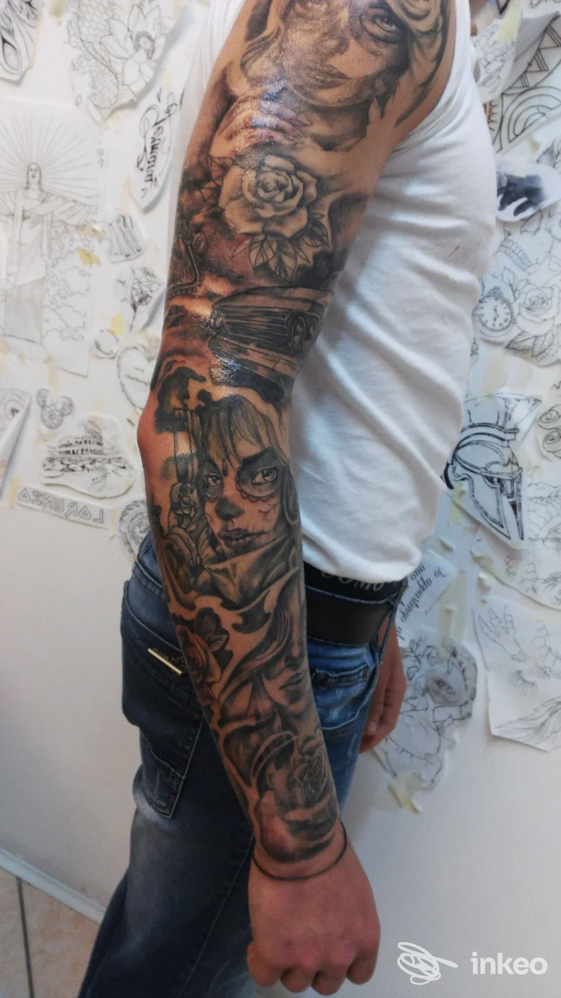 Manica tatuata in bianco e nero su avambraccio e bicipite, foto dello studio SCRIPTA MANENT TATTOO, Roma.