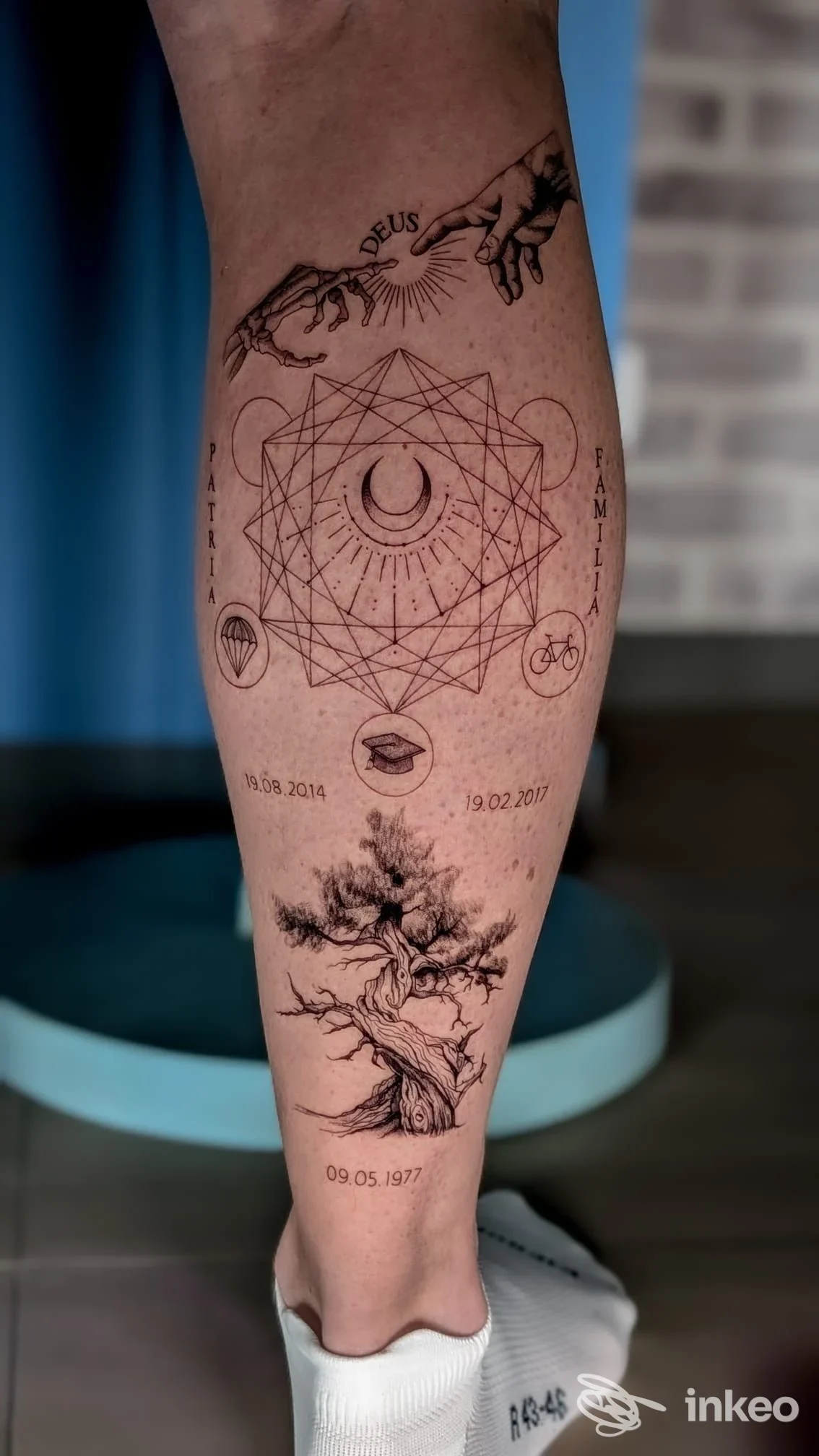 Polpaccio con diversi tatuaggi geometrici e un albero, foto fornita da SHARINK • Tattoo & Piercing, Latina.