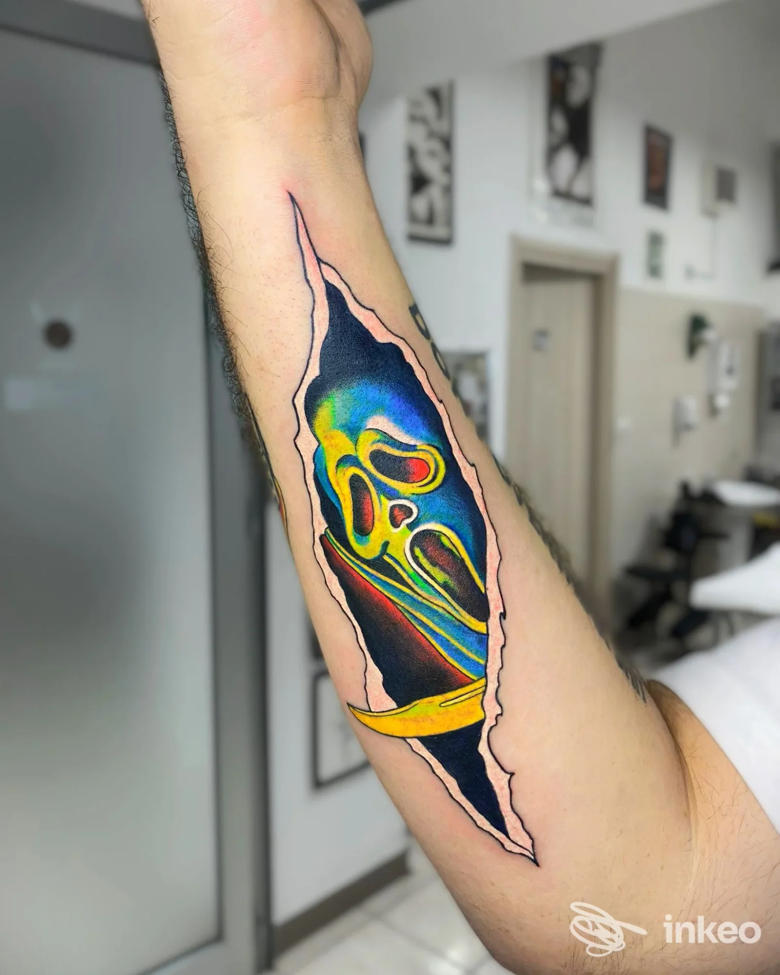 Tatuaggio colorato su avambraccio, scatto nello studio Santa Suerte Tattoo Studio a Roma.