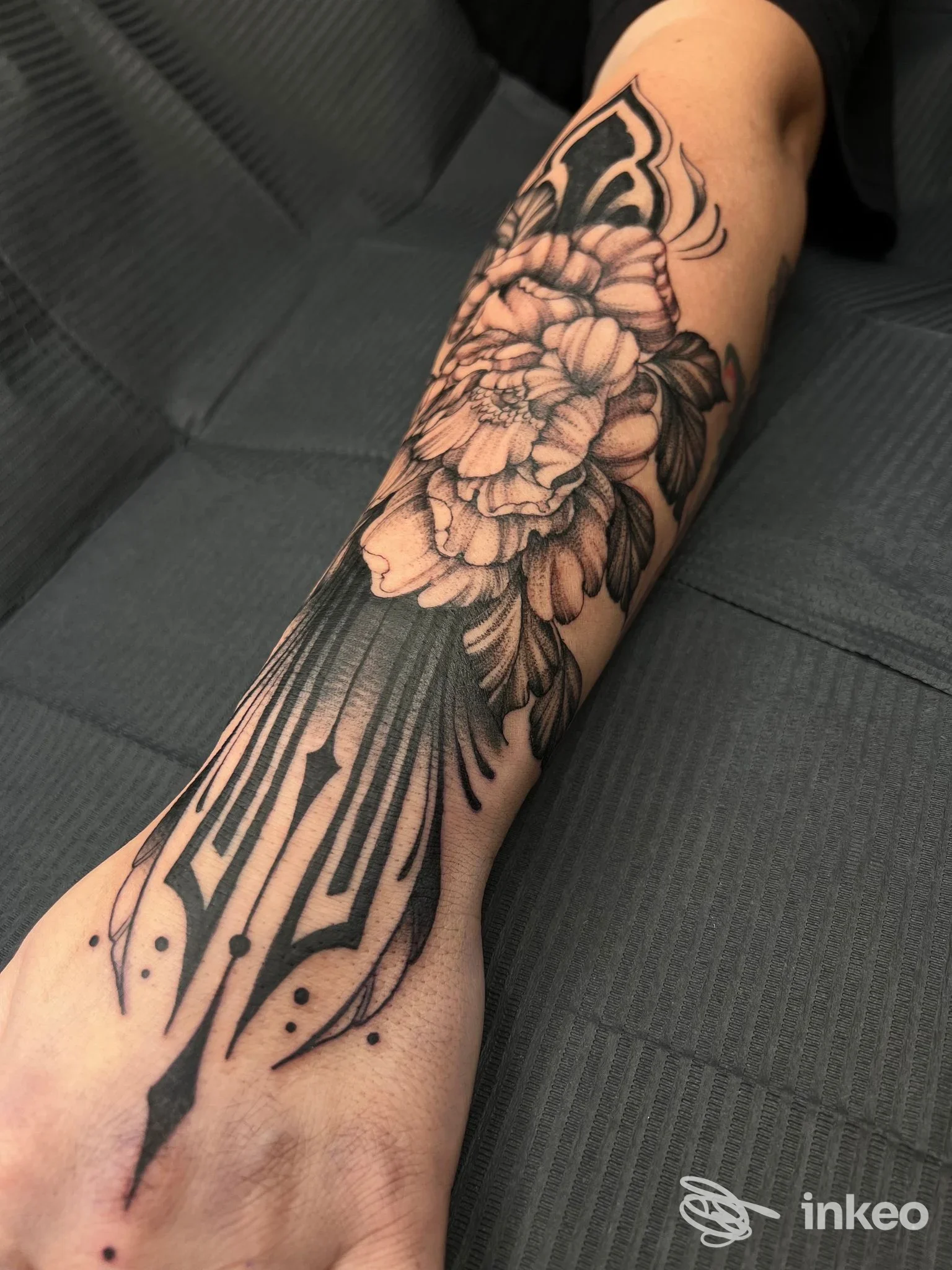 Tatuaggio floreale e ornamentale sull'avambraccio realizzato da Secret Garden Tattoo, Roma, in bianco e nero.