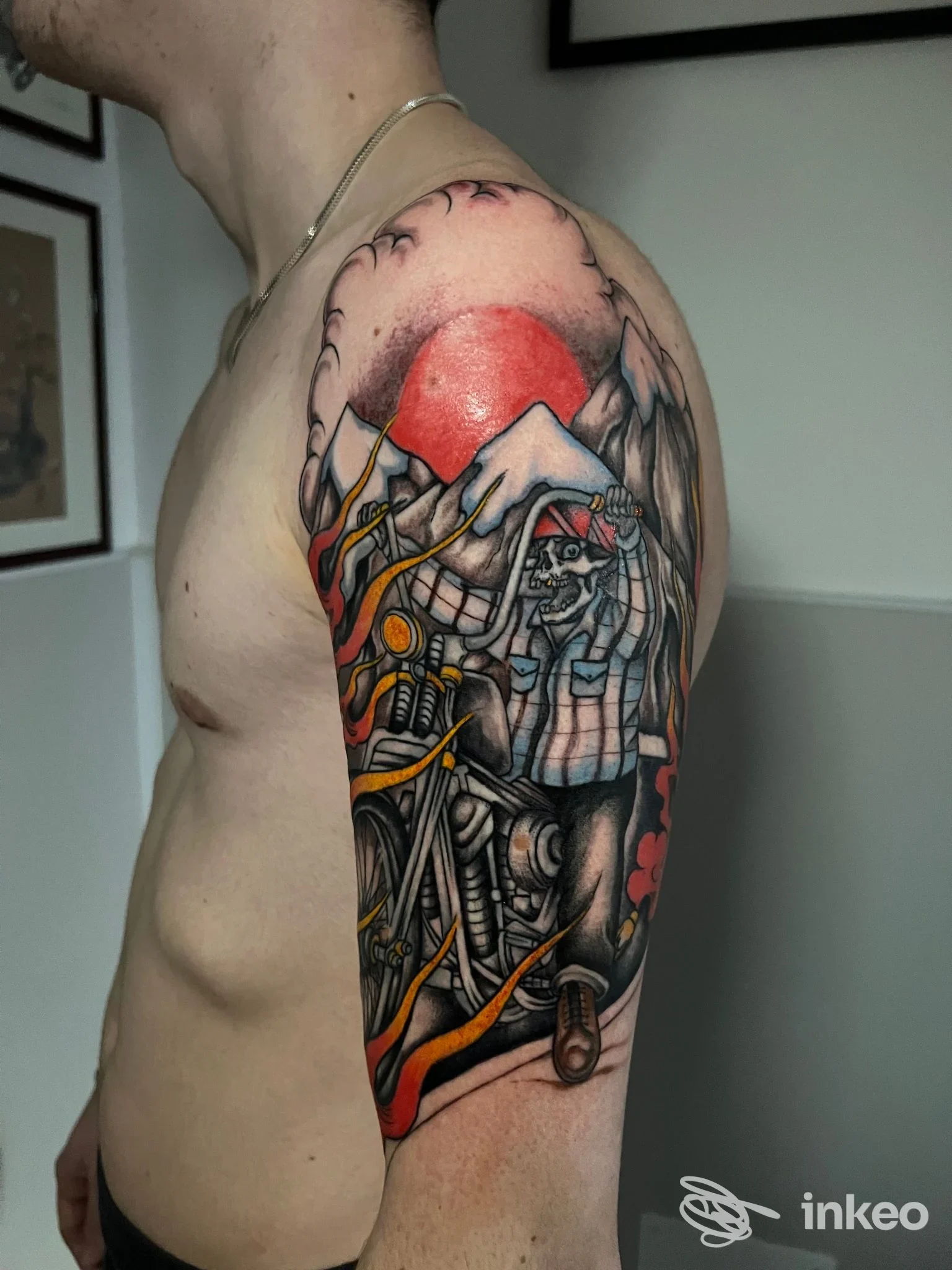 Tatuaggio a manica superiore con teschio e elementi meccanici sul braccio, fotografato per Secret Garden Tattoo Roma, Roma.