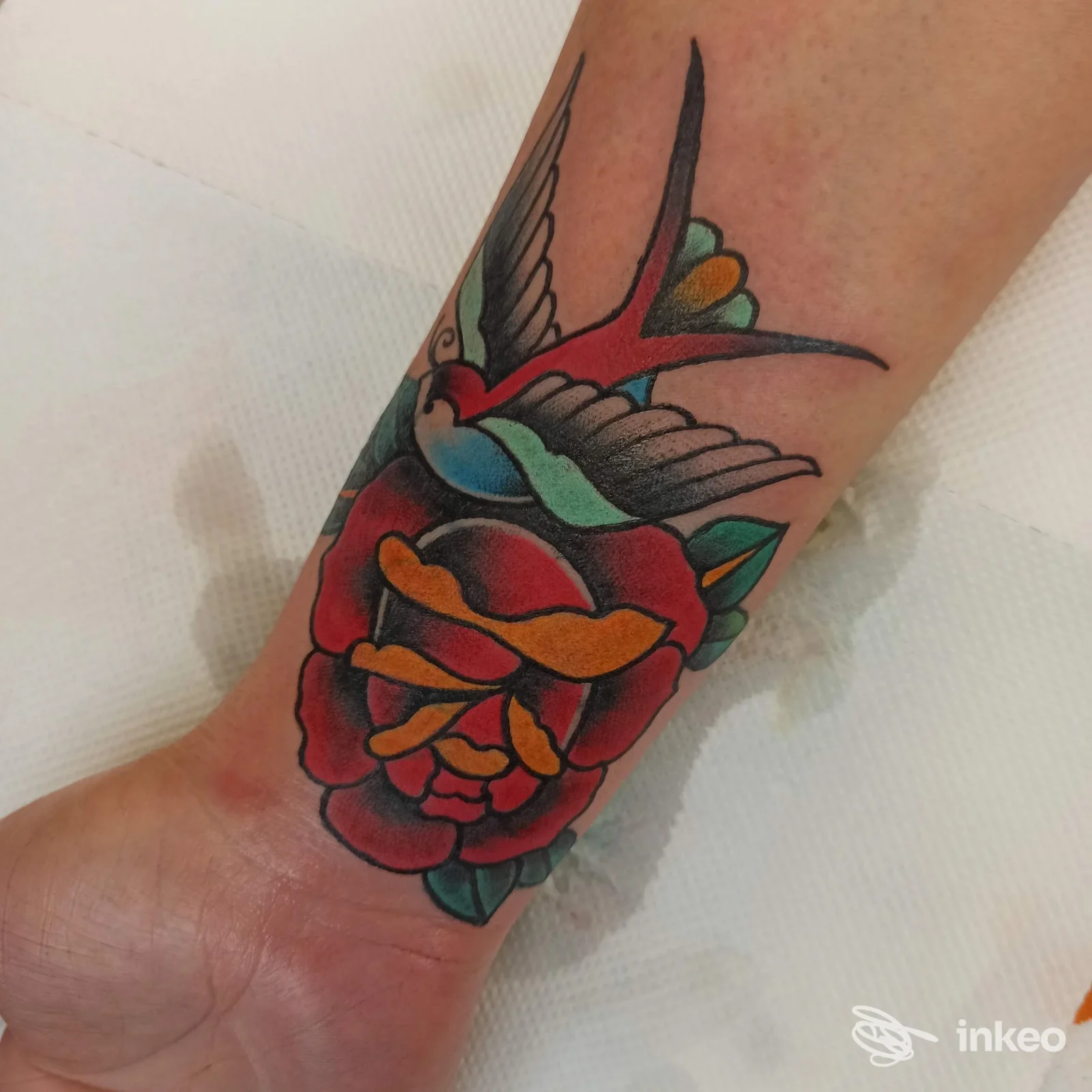 Tatuaggio tradizionale su avambraccio con rondine e rosa, lavoro realizzato da SMEL Tattoos - tatuaggi, Colleferro.