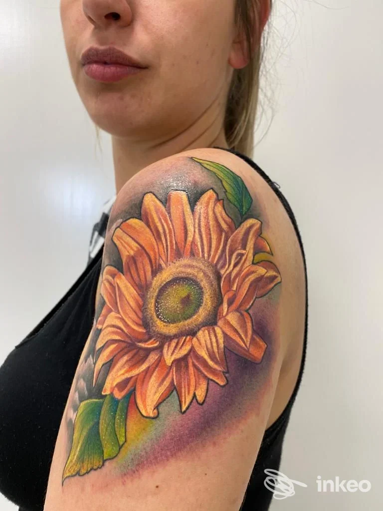Tatuaggio grande a girasole sulla spalla e braccio di una cliente, foto fornita da SMEL Tattoos - tatuaggi, Colleferro.