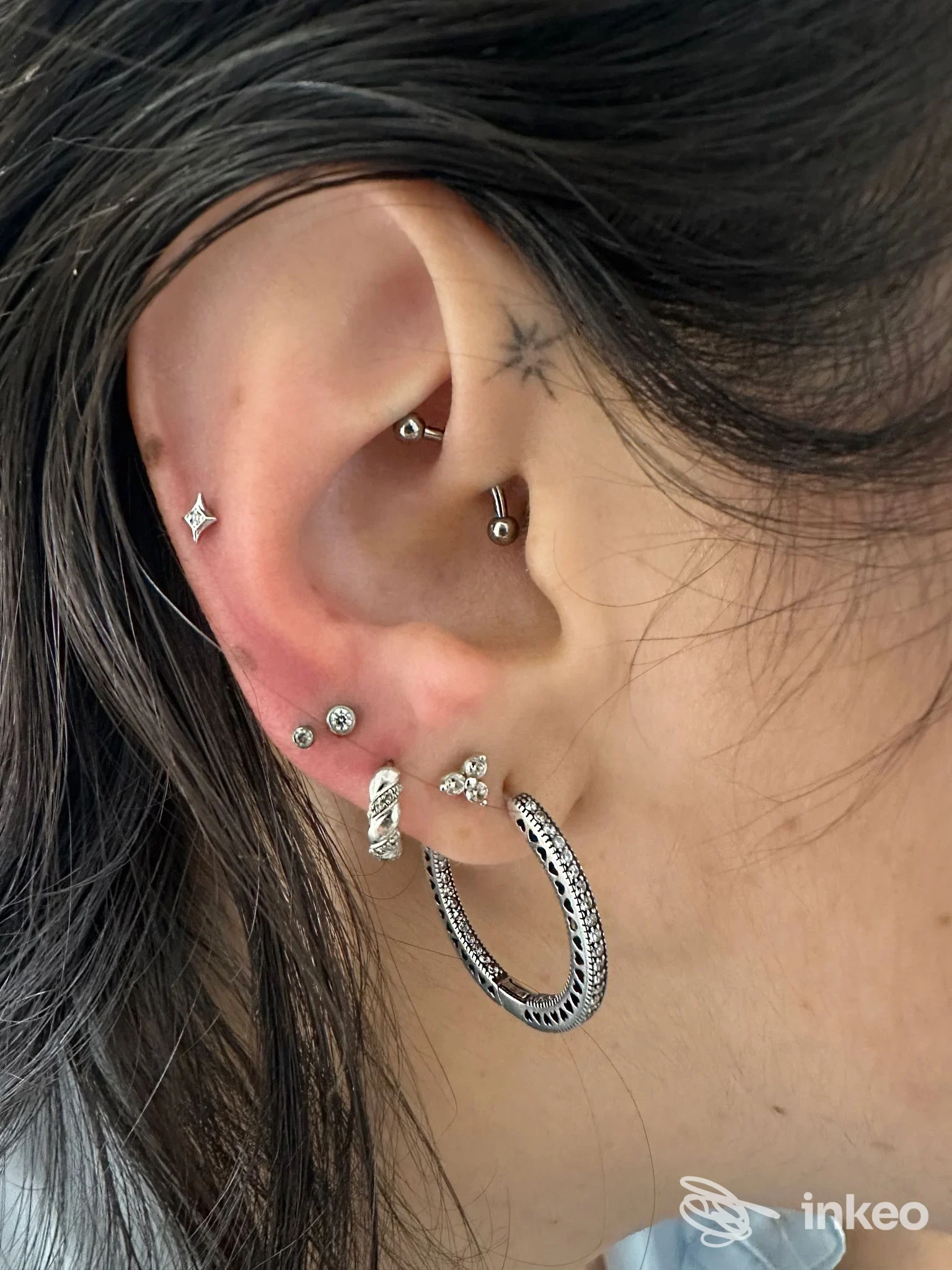 Primo piano sull'orecchio con più piercing realizzati da Simona Rao Piercing & Laminazione ciglia a Roma.