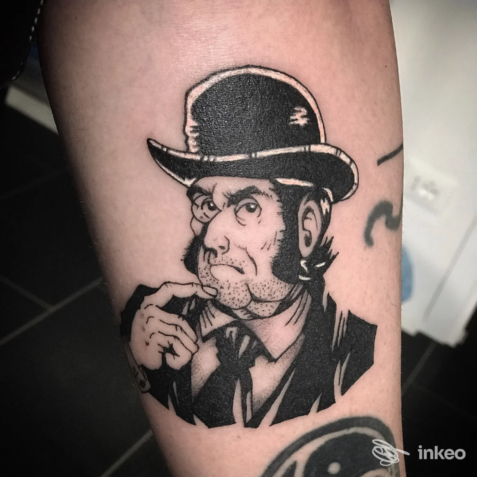 Tatuaggio in nero su avambraccio raffigurante un uomo con bombetta, foto inviata da Small hill Tattoo - Sara Collepiccolo, Roma.