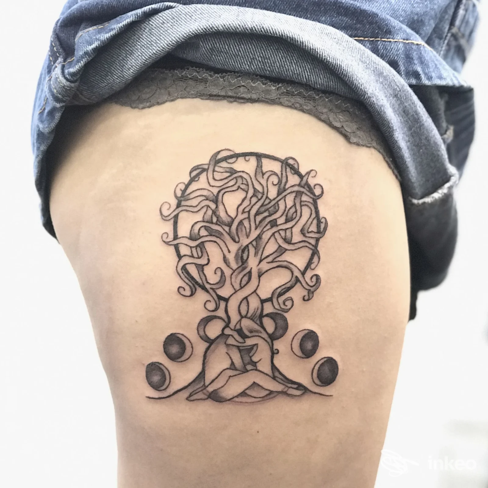 Tatuaggio in nero sulla coscia raffigurante una figura stilizzata con rami intrecciati, realizzato da Small Hill Tattoo a Roma.