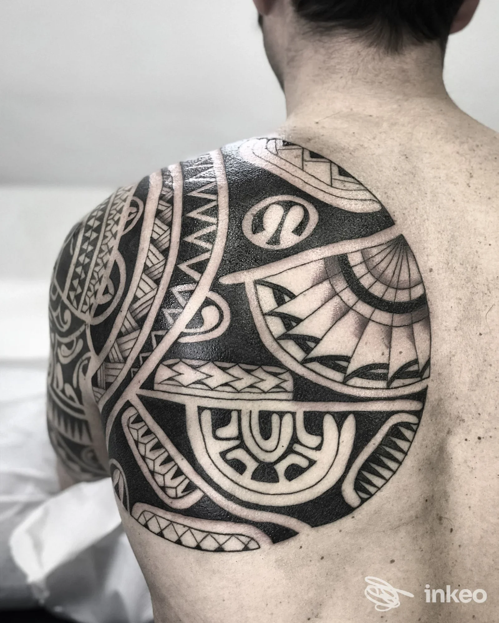 Grande tatuaggio ornamentale nero sulla spalla sinistra e parte superiore della schiena. Small hill Tattoo - Sara Collepiccolo, Roma.